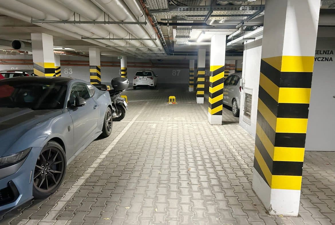 Miejsca postojowe w hali garażowej – Karpia 25B, 25