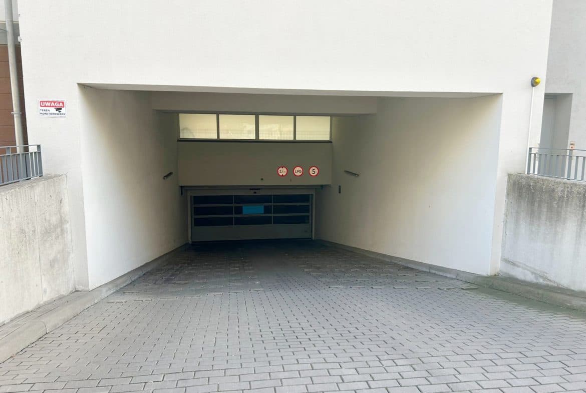 Miejsca postojowe w hali garażowej – Karpia 25B, 25