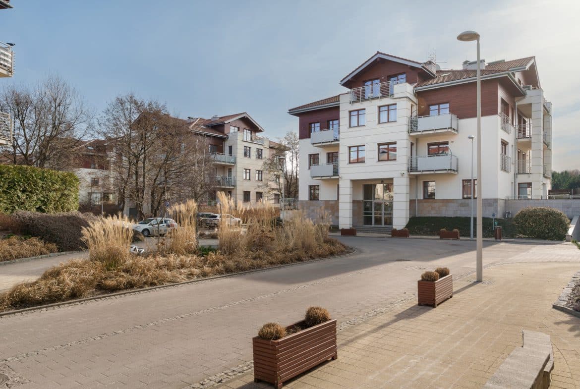 Prestiżowa inwestycja tuż przy zejściu na plaże. Przestronna kawalerka z balkonem idealna pod bazę wypadową lub korzystną inwestycję. 100 m od plaży Gdańsk- Jelitkowo.

Serdecznie zapraszam do zapoznania się z ofertą nieruchomości o pow. 30.1 m2, na którą składa się:

-otwarta przestrzeń dzienna z wyraźnie wydzieloną jadalnią,

-otwarta komfortowa kuchnia,

-miejsce na szafę w przedpokoju,

-łazienka z prysznicem.

Atuty:

-przestronna kawalerka, słoneczna,

-wyposażona, gotowa do przejęcia,

-balkon,

-lokalizacja- top- inwestycja bardzo blisko wody,

-monitorowane, zamknięte osiedle, całodobowa ochrona,

-to świetna propozycja inwestycyjna lub genialna baza wypadowa,

-na terenie inwestycji sporo miejsc postojowych dla właścicieli posiadających identyfikator (jak w przypadku tej oferty).

Standard wykończenia i wyposażenie:

-mieszkanie w stanie do odświeżenia, stan dobry zadbane

-na podłogach położono panele, ściany gładzone pomalowane,

-mieszkanie wyposażone, umeblowane,

-łazienka zadbana, do odnowienia według preferencji.

Lokalizacja to najmocniejszy punkt prezentowanej oferty. Inwestycja Neptun Park przy ul. Wypoczynkowej położona jest tuż przy przejściu na plaże w Jelitkowie. Całodobowo monitorowane i chronione osiedle podnosi prestiż inwestycji, a otoczenie kameralnej zabudowy oraz wąskiego pasma leśnego (plus Park im. Ronalda Reagana) zapewnia dodatkową intymność.

Jeśli szukasz komfortowego mieszkania nad morzem – to jest oferta dla Ciebie!

Kontakt,

Paulina Bień- Sawicka

501515727

Biuro Nieruchomości Castle

Powyższy opis ma charakter informacyjny i nie stanowi oferty handlowej w rozumieniu Kodeksu Cywilnego, a dane w nim podane mogą ulec zmianie.

Biuro Nieruchomości CASTLE zapewnia bezpieczeństwo transakcji oraz profesjonalną obsługę, aż do przekazania nieruchomości nowym właścicielom. Pomagamy w doborze kredytu.