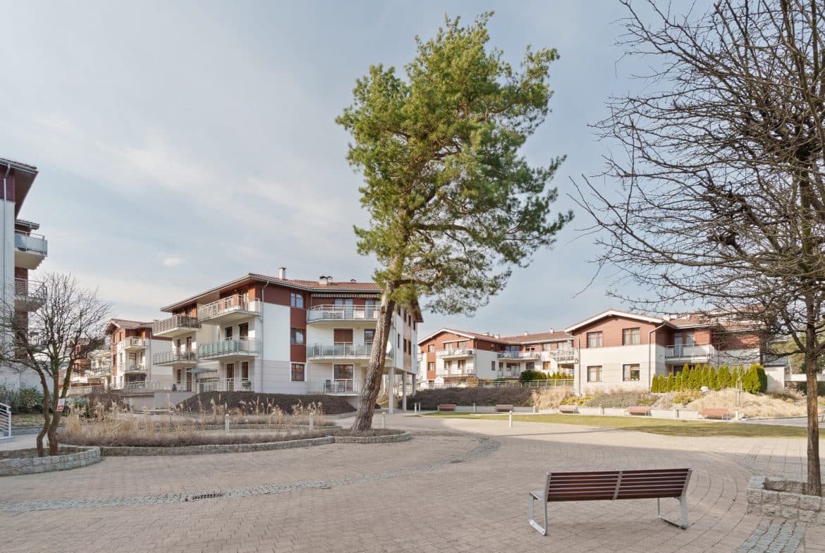 Prestiżowa inwestycja tuż przy zejściu na plaże. Przestronna kawalerka z balkonem idealna pod bazę wypadową lub korzystną inwestycję. 100 m od plaży Gdańsk- Jelitkowo.

Serdecznie zapraszam do zapoznania się z ofertą nieruchomości o pow. 30.1 m2, na którą składa się:

-otwarta przestrzeń dzienna z wyraźnie wydzieloną jadalnią,

-otwarta komfortowa kuchnia,

-miejsce na szafę w przedpokoju,

-łazienka z prysznicem.

Atuty:

-przestronna kawalerka, słoneczna,

-wyposażona, gotowa do przejęcia,

-balkon,

-lokalizacja- top- inwestycja bardzo blisko wody,

-monitorowane, zamknięte osiedle, całodobowa ochrona,

-to świetna propozycja inwestycyjna lub genialna baza wypadowa,

-na terenie inwestycji sporo miejsc postojowych dla właścicieli posiadających identyfikator (jak w przypadku tej oferty).

Standard wykończenia i wyposażenie:

-mieszkanie w stanie do odświeżenia, stan dobry zadbane

-na podłogach położono panele, ściany gładzone pomalowane,

-mieszkanie wyposażone, umeblowane,

-łazienka zadbana, do odnowienia według preferencji.

Lokalizacja to najmocniejszy punkt prezentowanej oferty. Inwestycja Neptun Park przy ul. Wypoczynkowej położona jest tuż przy przejściu na plaże w Jelitkowie. Całodobowo monitorowane i chronione osiedle podnosi prestiż inwestycji, a otoczenie kameralnej zabudowy oraz wąskiego pasma leśnego (plus Park im. Ronalda Reagana) zapewnia dodatkową intymność.

Jeśli szukasz komfortowego mieszkania nad morzem – to jest oferta dla Ciebie!

Kontakt,

Paulina Bień- Sawicka

501515727

Biuro Nieruchomości Castle

Powyższy opis ma charakter informacyjny i nie stanowi oferty handlowej w rozumieniu Kodeksu Cywilnego, a dane w nim podane mogą ulec zmianie.

Biuro Nieruchomości CASTLE zapewnia bezpieczeństwo transakcji oraz profesjonalną obsługę, aż do przekazania nieruchomości nowym właścicielom. Pomagamy w doborze kredytu.
