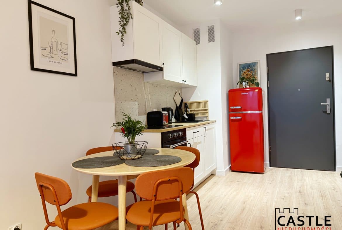 Na sprzedaż wyjątkowe, funkcjonalnie zaprojektowane mieszkanie o powierzchni 34 m² z dodatkowym poddaszem (17 m²), usytuowane na 4. piętrze nowoczesnego budynku z 2025 roku przy ul. Sielawy na poznańskich Naramowicach.

Dodatkowe 17 m2 powierzchni poddasza nie jest wliczone do metrażu w KW. Zgodnie z dokumentacją to mieszkanie 2 pokojowe o powierzchni 34 m2. Ale dzięki temu, że poddasze posiada wejście bezpośrednio z mieszkania, a jego wysokość to ok.3 m, daje możliwość swobodnego stania i pełne zagospodarowanie tej przestrzeni.

Nieruchomość znajduje się na kameralnym, zamkniętym osiedlu z dostępem wyłącznie dla mieszkańców. Budynek wyposażony jest w windę. Do mieszkania przynależy naziemne miejsce postojowe.

Układ mieszkania:

przestronny salon z wyjściem na balkon, wyposażony w sofę, stół z czterema krzesłami oraz szafkę RTV,

aneks kuchenny z pełnym sprzętem AGD (lodówka, piekarnik, okap),

przytulna sypialnia z łóżkiem i pojemną szafą,

poddasze o powierzchni 17 m² – idealne jako dodatkowa przestrzeń do przechowywania lub możliwość adaptacji na drugi pokój / gabinet,

łazienka z wanną, WC oraz pralką.

Mieszkanie jest w pełni wykończone i umeblowane – gotowe do zamieszkania bez dodatkowych nakładów finansowych. Na podłogach wysokiej jakości panele, a całość urządzona została z dbałością o estetykę, komfort i maksymalne wykorzystanie przestrzeni.

Cena:

496 000 zł

25 000 zł naziemne miejsce postojowe

Lokalizacja – Naramowice, Poznań

Naramowice to jedna z najszybciej rozwijających się dzielnic Poznań – idealna dla osób ceniących spokój, zieleń i jednocześnie szybki dostęp do centrum miasta.

W pobliżu znajdują się sklepy (m.in. Lidl, Biedronka), punkty usługowe, restauracje, kawiarnie, szkoły i przedszkola. W okolicy rozciągają się tereny rekreacyjne nad Warta oraz liczne ścieżki spacerowe i rowerowe.

Doskonałą komunikację zapewniają linie autobusowe oraz nowa trasa tramwajowa na Naramowice, umożliwiająca szybki dojazd do centrum.

Zapraszamy do kontaktu:

