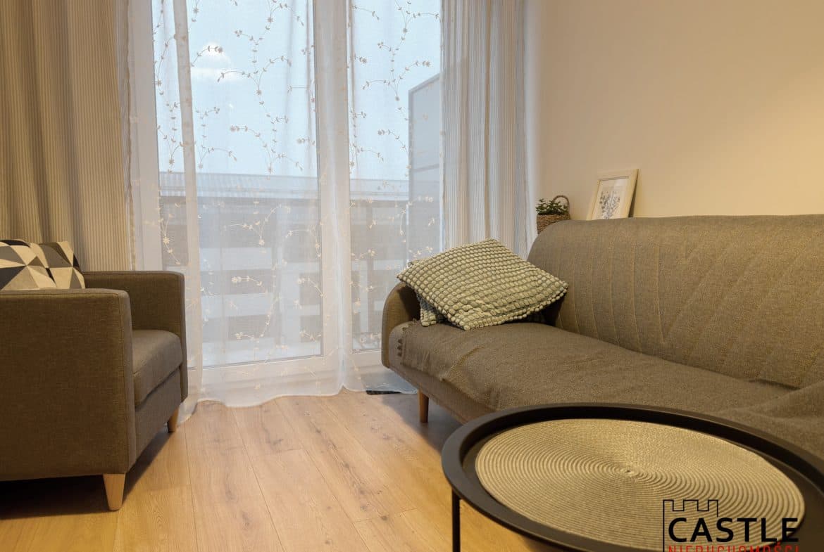Na sprzedaż wyjątkowe, funkcjonalnie zaprojektowane mieszkanie o powierzchni 34 m² z dodatkowym poddaszem (17 m²), usytuowane na 4. piętrze nowoczesnego budynku z 2025 roku przy ul. Sielawy na poznańskich Naramowicach.

Dodatkowe 17 m2 powierzchni poddasza nie jest wliczone do metrażu w KW. Zgodnie z dokumentacją to mieszkanie 2 pokojowe o powierzchni 34 m2. Ale dzięki temu, że poddasze posiada wejście bezpośrednio z mieszkania, a jego wysokość to ok.3 m, daje możliwość swobodnego stania i pełne zagospodarowanie tej przestrzeni.

Nieruchomość znajduje się na kameralnym, zamkniętym osiedlu z dostępem wyłącznie dla mieszkańców. Budynek wyposażony jest w windę. Do mieszkania przynależy naziemne miejsce postojowe.

Układ mieszkania:

przestronny salon z wyjściem na balkon, wyposażony w sofę, stół z czterema krzesłami oraz szafkę RTV,

aneks kuchenny z pełnym sprzętem AGD (lodówka, piekarnik, okap),

przytulna sypialnia z łóżkiem i pojemną szafą,

poddasze o powierzchni 17 m² – idealne jako dodatkowa przestrzeń do przechowywania lub możliwość adaptacji na drugi pokój / gabinet,

łazienka z wanną, WC oraz pralką.

Mieszkanie jest w pełni wykończone i umeblowane – gotowe do zamieszkania bez dodatkowych nakładów finansowych. Na podłogach wysokiej jakości panele, a całość urządzona została z dbałością o estetykę, komfort i maksymalne wykorzystanie przestrzeni.

Cena:

496 000 zł

25 000 zł naziemne miejsce postojowe

Lokalizacja – Naramowice, Poznań

Naramowice to jedna z najszybciej rozwijających się dzielnic Poznań – idealna dla osób ceniących spokój, zieleń i jednocześnie szybki dostęp do centrum miasta.

W pobliżu znajdują się sklepy (m.in. Lidl, Biedronka), punkty usługowe, restauracje, kawiarnie, szkoły i przedszkola. W okolicy rozciągają się tereny rekreacyjne nad Warta oraz liczne ścieżki spacerowe i rowerowe.

Doskonałą komunikację zapewniają linie autobusowe oraz nowa trasa tramwajowa na Naramowice, umożliwiająca szybki dojazd do centrum.

Zapraszamy do kontaktu:


