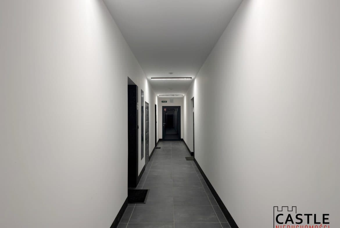 Na sprzedaż wyjątkowe, funkcjonalnie zaprojektowane mieszkanie o powierzchni 34 m² z dodatkowym poddaszem (17 m²), usytuowane na 4. piętrze nowoczesnego budynku z 2025 roku przy ul. Sielawy na poznańskich Naramowicach.

Dodatkowe 17 m2 powierzchni poddasza nie jest wliczone do metrażu w KW. Zgodnie z dokumentacją to mieszkanie 2 pokojowe o powierzchni 34 m2. Ale dzięki temu, że poddasze posiada wejście bezpośrednio z mieszkania, a jego wysokość to ok.3 m, daje możliwość swobodnego stania i pełne zagospodarowanie tej przestrzeni.

Nieruchomość znajduje się na kameralnym, zamkniętym osiedlu z dostępem wyłącznie dla mieszkańców. Budynek wyposażony jest w windę. Do mieszkania przynależy naziemne miejsce postojowe.

Układ mieszkania:

przestronny salon z wyjściem na balkon, wyposażony w sofę, stół z czterema krzesłami oraz szafkę RTV,

aneks kuchenny z pełnym sprzętem AGD (lodówka, piekarnik, okap),

przytulna sypialnia z łóżkiem i pojemną szafą,

poddasze o powierzchni 17 m² – idealne jako dodatkowa przestrzeń do przechowywania lub możliwość adaptacji na drugi pokój / gabinet,

łazienka z wanną, WC oraz pralką.

Mieszkanie jest w pełni wykończone i umeblowane – gotowe do zamieszkania bez dodatkowych nakładów finansowych. Na podłogach wysokiej jakości panele, a całość urządzona została z dbałością o estetykę, komfort i maksymalne wykorzystanie przestrzeni.

Cena:

496 000 zł

25 000 zł naziemne miejsce postojowe

Lokalizacja – Naramowice, Poznań

Naramowice to jedna z najszybciej rozwijających się dzielnic Poznań – idealna dla osób ceniących spokój, zieleń i jednocześnie szybki dostęp do centrum miasta.

W pobliżu znajdują się sklepy (m.in. Lidl, Biedronka), punkty usługowe, restauracje, kawiarnie, szkoły i przedszkola. W okolicy rozciągają się tereny rekreacyjne nad Warta oraz liczne ścieżki spacerowe i rowerowe.

Doskonałą komunikację zapewniają linie autobusowe oraz nowa trasa tramwajowa na Naramowice, umożliwiająca szybki dojazd do centrum.

Zapraszamy do kontaktu:

