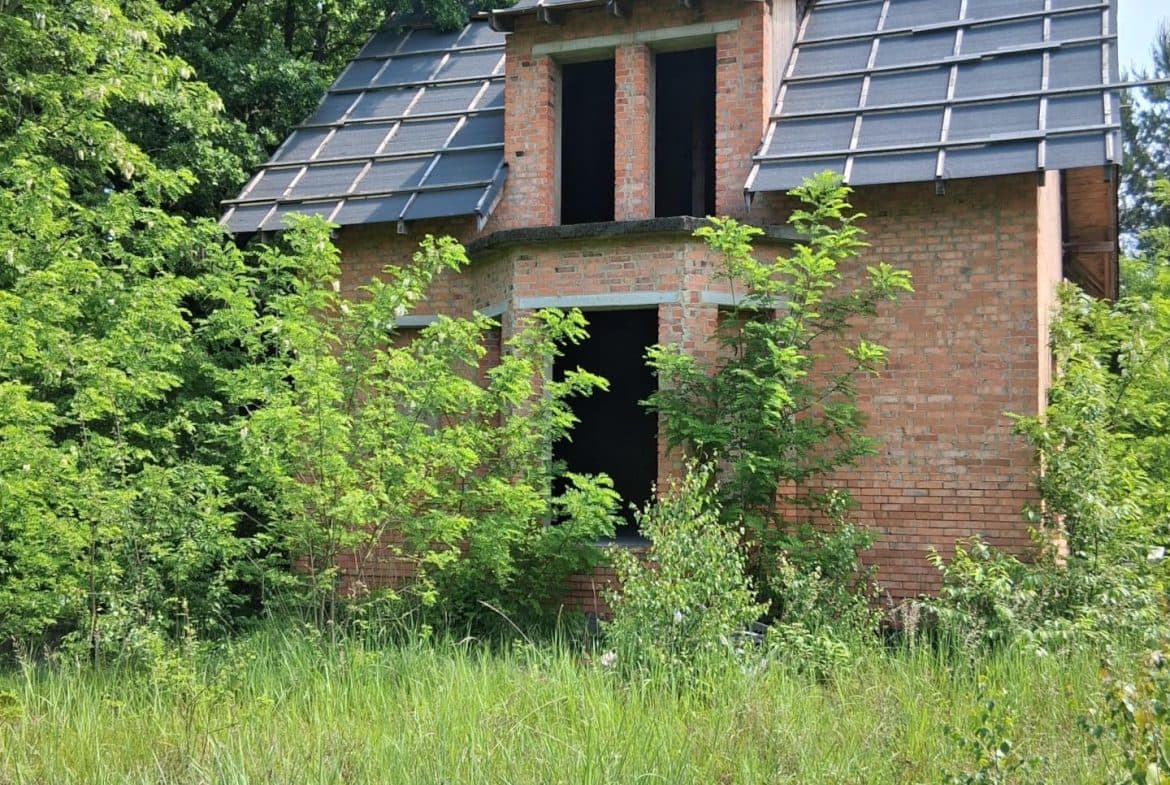 Na sprzedaż dom w stanie surowym otwartym, zlokalizowany w miejscowości Wagowo, przy ul. Wilczej, w bezpośrednim sąsiedztwie Pobiedzisk. Nieruchomość położona jest na przestronnej działce o powierzchni 1492 m², która graniczy z lasem, zapewniając ciszę, prywatność oraz kontakt z naturą.

Podstawowe informacje:

CENA: 850 000

powierzchnia całkowita domu: 260 m²

powierzchnia użytkowa: 242 m²

technologia budowy: czerwona cegła, konstrukcja drewniana

liczba kondygnacji: 3 (piwnica, parter, poddasze)

media: woda na działce, prąd, szambo ekologiczne

Rozkład pomieszczeń:

Piwnica – 69,7 m²

korytarz

dwa schowki

pomieszczenie techniczne

Parter – ok. 91 m²

wiatrołap

garderoba

WC

pralnia

salon z kuchnią (otwarta przestrzeń dzienna)

garaż

Poddasze – 99,9 m² (pow. użytkowa 82,1 m²)

korytarz

garderoba

trzy pokoje o powierzchni ok. 24 m² każdy

łazienka

Lokalizacja:

Wagowo to spokojna i zielona miejscowość położona w bezpośrednim sąsiedztwie Pobiedzisk. Lokalizacja zapewnia szybki dojazd do Poznania, a jednocześnie oferuje kameralne otoczenie terenów leśnych i rekreacyjnych. W pobliżu znajdują się sklepy, szkoły, punkty usługowe oraz pełna infrastruktura miejska.

Atuty nieruchomości:

działka granicząca z lasem

solidna konstrukcja z czerwonej cegły

funkcjonalny i przestronny układ pomieszczeń

możliwość wykończenia domu według własnej aranżacji

atrakcyjna cena w stosunku do metrażu i lokalizacji

Zapraszamy do kontaktu:

Agnieszka Ratajczak : 516 072 023

Ewa Palacz : 500 114 440

Nr oferty w biurze: 25/S/EP/AR/52

Powyższy opis ma charakter informacyjny i nie stanowi oferty w rozumieniu przepisów Kodeksu Cywilnego, a dane w nim zawarte mogą ulec zmianie

Biuro Nieruchomości CASTLE zapewnia bezpieczeństwo transakcji oraz profesjonalną obsługę, aż do przekazania nieruchomości nowym właścicielom. Pomagamy w doborze kredytu.