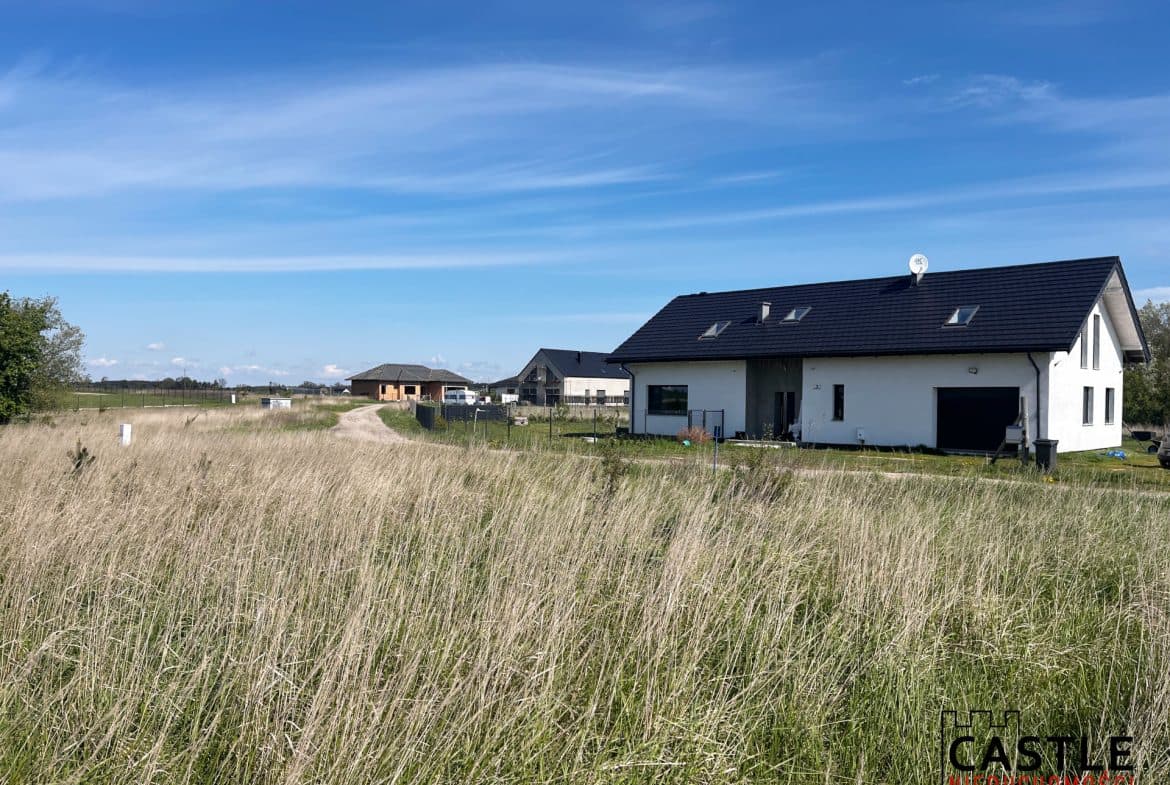 Zapraszam do zapoznania się ofertą sprzedaży działki budowlanej zlokalizowanej w miejscowości Kopanina k/Kaźmierza

Powierzchnia: 2770 m2

Cena: 304 700 zł (110 zł/m2)

Działka ma regularny kształt – prostokąt o wymiarach 40/69,2 m. ( obwód 218 m)

MEDIA – woda, prąd, gaz w drodze.

LOKALIZACJA – miejscowość oddalona od Poznania ok 35 km , ok 5 km od Centrum Kaźmierza . Spokojne osiedle domków jednorodzinnych blisko terenów zielonych i jezior . W bezpośrednim sąsiedztwie las oraz Zalew Radzyny i jezioro Bytyńskie z malowniczą, zagospodarowaną plażą

Miejsce na zabudowę jednorodzinną, dla ludzi ceniących spokój i ciszę, pragnących uciec od gwaru dużego miasta oraz cieszyć się kontaktem z naturą . Działka ma również charakter usługowy , doskonale nadaje się więc dla inwestora – idealne miejsce na mały market , lub sklep spożywczy .

Nr oferty w biurze: 24/EP/AR/W/17A

Zapraszamy do kontaktu:

Ewa Palacz : 720 806 208

Agnieszka Ratajczak: 516 072 023

Powyższy opis ma charakter informacyjny i nie stanowi oferty handlowej w rozumieniu Kodeksu Cywilnego, a dane w nim podane mogą ulec zmianie.

Biuro Nieruchomości CASTLE zapewnia bezpieczeństwo transakcji oraz profesjonalną obsługę, aż do przekazania nieruchomości nowym właścicielom. Pomagamy w doborze kredytu.