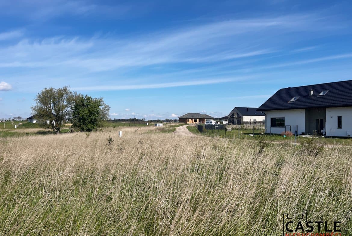Zapraszam do zapoznania się ofertą sprzedaży działki budowlanej zlokalizowanej w miejscowości Kopanina k/Kaźmierza

Powierzchnia: 2770 m2

Cena: 304 700 zł (110 zł/m2)

Działka ma regularny kształt – prostokąt o wymiarach 40/69,2 m. ( obwód 218 m)

MEDIA – woda, prąd, gaz w drodze.

LOKALIZACJA – miejscowość oddalona od Poznania ok 35 km , ok 5 km od Centrum Kaźmierza . Spokojne osiedle domków jednorodzinnych blisko terenów zielonych i jezior . W bezpośrednim sąsiedztwie las oraz Zalew Radzyny i jezioro Bytyńskie z malowniczą, zagospodarowaną plażą

Miejsce na zabudowę jednorodzinną, dla ludzi ceniących spokój i ciszę, pragnących uciec od gwaru dużego miasta oraz cieszyć się kontaktem z naturą . Działka ma również charakter usługowy , doskonale nadaje się więc dla inwestora – idealne miejsce na mały market , lub sklep spożywczy .

Nr oferty w biurze: 24/EP/AR/W/17A

Zapraszamy do kontaktu:

Ewa Palacz : 720 806 208

Agnieszka Ratajczak: 516 072 023

Powyższy opis ma charakter informacyjny i nie stanowi oferty handlowej w rozumieniu Kodeksu Cywilnego, a dane w nim podane mogą ulec zmianie.

Biuro Nieruchomości CASTLE zapewnia bezpieczeństwo transakcji oraz profesjonalną obsługę, aż do przekazania nieruchomości nowym właścicielom. Pomagamy w doborze kredytu.