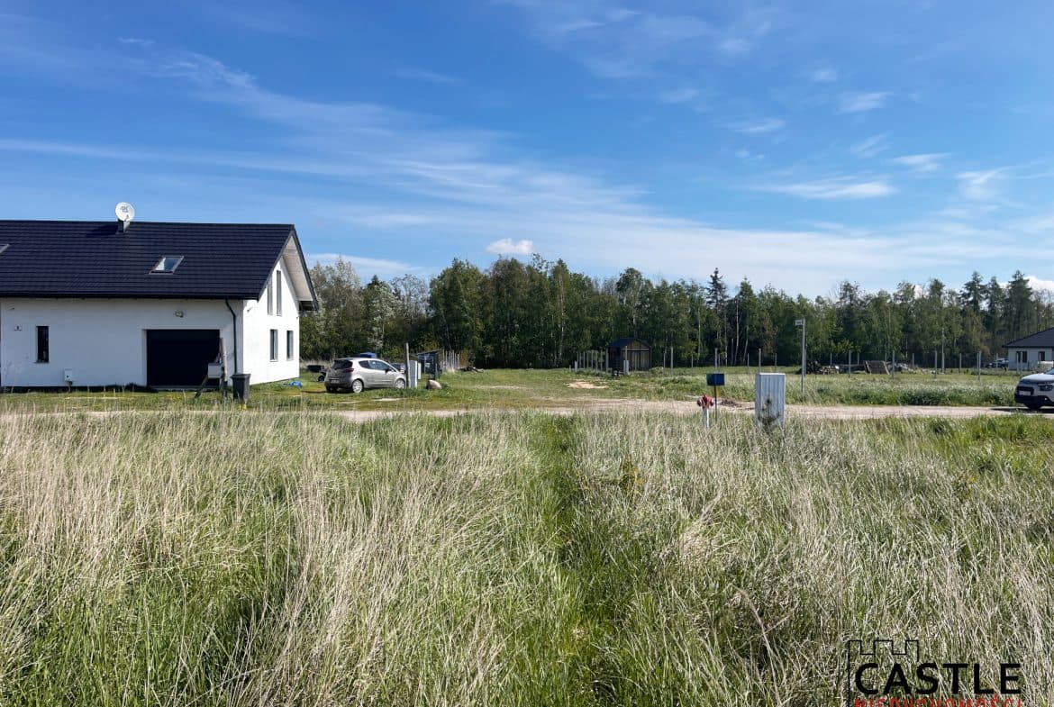 Zapraszam do zapoznania się ofertą sprzedaży działki budowlanej zlokalizowanej w miejscowości Kopanina k/Kaźmierza

Powierzchnia: 2770 m2

Cena: 304 700 zł (110 zł/m2)

Działka ma regularny kształt – prostokąt o wymiarach 40/69,2 m. ( obwód 218 m)

MEDIA – woda, prąd, gaz w drodze.

LOKALIZACJA – miejscowość oddalona od Poznania ok 35 km , ok 5 km od Centrum Kaźmierza . Spokojne osiedle domków jednorodzinnych blisko terenów zielonych i jezior . W bezpośrednim sąsiedztwie las oraz Zalew Radzyny i jezioro Bytyńskie z malowniczą, zagospodarowaną plażą

Miejsce na zabudowę jednorodzinną, dla ludzi ceniących spokój i ciszę, pragnących uciec od gwaru dużego miasta oraz cieszyć się kontaktem z naturą . Działka ma również charakter usługowy , doskonale nadaje się więc dla inwestora – idealne miejsce na mały market , lub sklep spożywczy .

Nr oferty w biurze: 24/EP/AR/W/17A

Zapraszamy do kontaktu:

Ewa Palacz : 720 806 208

Agnieszka Ratajczak: 516 072 023

Powyższy opis ma charakter informacyjny i nie stanowi oferty handlowej w rozumieniu Kodeksu Cywilnego, a dane w nim podane mogą ulec zmianie.

Biuro Nieruchomości CASTLE zapewnia bezpieczeństwo transakcji oraz profesjonalną obsługę, aż do przekazania nieruchomości nowym właścicielom. Pomagamy w doborze kredytu.