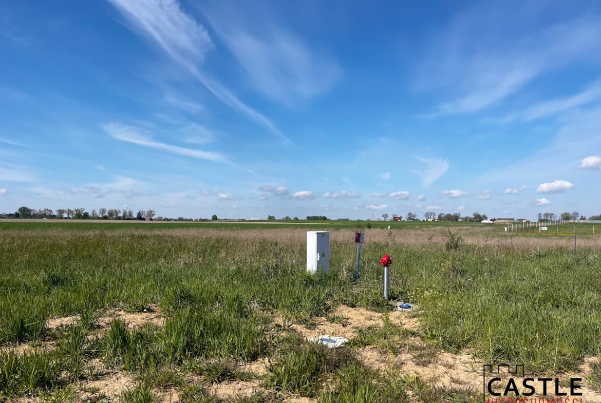 Zapraszam do zapoznania się ofertą sprzedaży działki budowlanej zlokalizowanej w miejscowości Kopanina k/Kaźmierza

Powierzchnia: 2770 m2

Cena: 304 700 zł (110 zł/m2)

Działka ma regularny kształt – prostokąt o wymiarach 40/69,2 m. ( obwód 218 m)

MEDIA – woda, prąd, gaz w drodze.

LOKALIZACJA – miejscowość oddalona od Poznania ok 35 km , ok 5 km od Centrum Kaźmierza . Spokojne osiedle domków jednorodzinnych blisko terenów zielonych i jezior . W bezpośrednim sąsiedztwie las oraz Zalew Radzyny i jezioro Bytyńskie z malowniczą, zagospodarowaną plażą

Miejsce na zabudowę jednorodzinną, dla ludzi ceniących spokój i ciszę, pragnących uciec od gwaru dużego miasta oraz cieszyć się kontaktem z naturą . Działka ma również charakter usługowy , doskonale nadaje się więc dla inwestora – idealne miejsce na mały market , lub sklep spożywczy .

Nr oferty w biurze: 24/EP/AR/W/17A

Zapraszamy do kontaktu:

Ewa Palacz : 720 806 208

Agnieszka Ratajczak: 516 072 023

Powyższy opis ma charakter informacyjny i nie stanowi oferty handlowej w rozumieniu Kodeksu Cywilnego, a dane w nim podane mogą ulec zmianie.

Biuro Nieruchomości CASTLE zapewnia bezpieczeństwo transakcji oraz profesjonalną obsługę, aż do przekazania nieruchomości nowym właścicielom. Pomagamy w doborze kredytu.