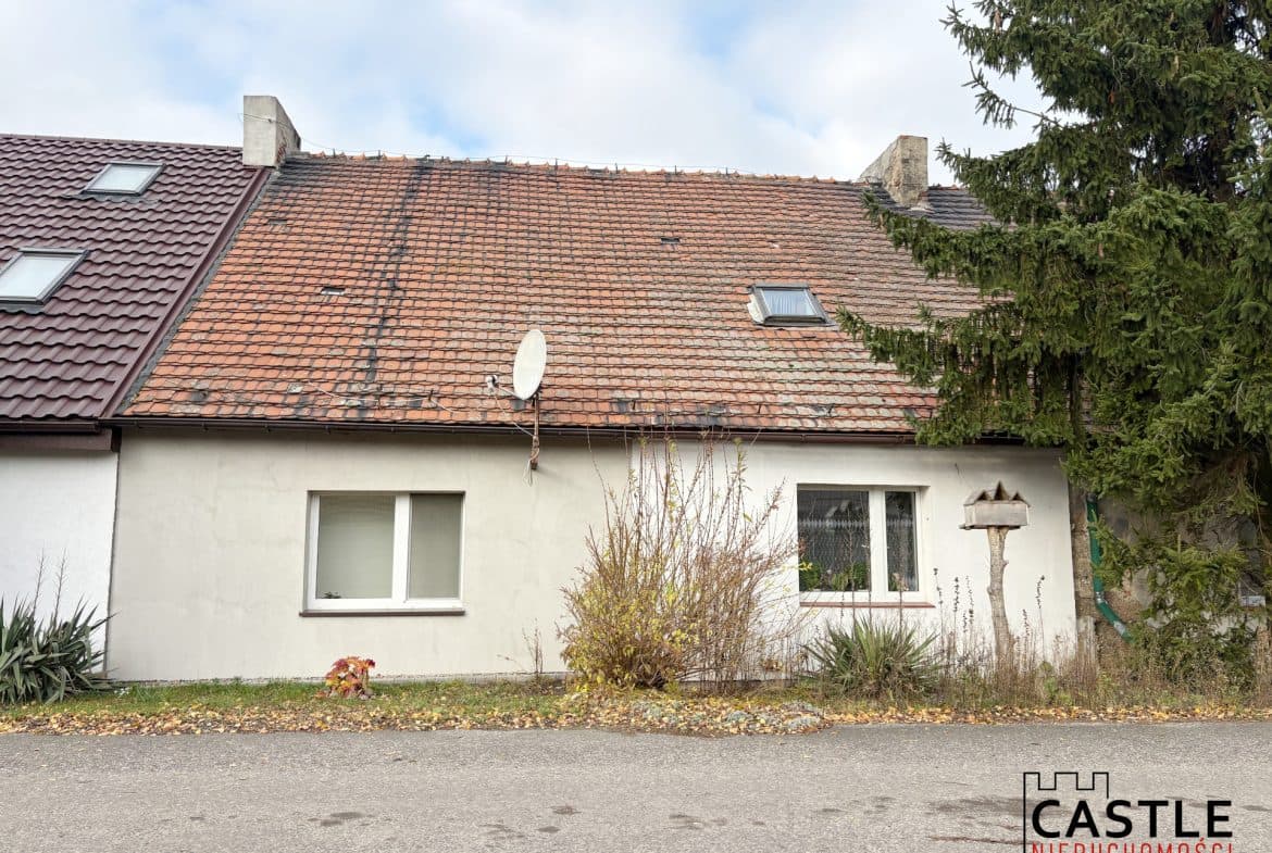 Na sprzedaż dom w zabudowie szeregowej o powierzchni 60 m², położony w spokojnym Runowie, zaledwie 1 km od Kórnika. Idealna propozycja dla rodziny, pary lub inwestora szukającego praktycznej nieruchomości z ogrodem.

Cena: 246 000 PLN

Na nieruchomość składa się:Parter:

jasny salon,

kuchnia,

łazienka z wanną.

Piętro:

2 ustawne pokoje,

łazienka z prysznicem.

Na działce o powierzchni 400 m² znajduje się również budynek gospodarczy, świetny jako warsztat, magazyn lub miejsce na sprzęt ogrodowy. Duży ogródek daje możliwość relaksu, upraw czy stworzenia strefy zabaw dla dzieci.

Standard i wyposażenie

na podłogach panele,

okna PCV,

ogrzewanie węglowe (piec w kotłowni),

dom wyremontowany ok. 5 lat temu – zadbany, do ewentualnego odświeżenia według własnych potrzeb.

Lokalizacja

Runowo to cicha miejscowość położona tuż obok Kórnika, z szybkim dostępem do pełnej infrastruktury: sklepów, szkół, przedszkoli, komunikacji i terenów rekreacyjnych. Świetny dojazd do Poznania oraz okolicznych miejscowości sprawia, że jest to lokalizacja wyjątkowo wygodna do życia.

Nr oferty w biurze 25/S/EP/AR/48

Zapraszamy do kontaktu

Ewa Palacz 720 806 208

Agnieszka Ratajczak 516 072 023

Powyższy opis ma charakter informacyjny i nie stanowi oferty w rozumieniu przepisów Kodeksu Cywilnego, a dane w nim zawarte mogą ulec zmianie