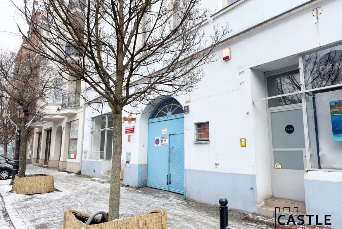 Na sprzedaż atrakcyjna nieruchomość inwestycyjna zlokalizowana w ścisłym centrum Poznania, przy ul. Szewskiej, w bezpośrednim sąsiedztwie Starego Rynku. Jedna z najbardziej prestiżowych i poszukiwanych lokalizacji w mieście, idealna pod działalność usługową, handlową, biurową oraz funkcję mieszkaniową.

Nieruchomość położona jest na działce o powierzchni 500 m², objętej miejscowym planem zagospodarowania przestrzennego – UMsw:

tereny zabudowy śródmiejskiej, zwartej, średniowysokiej, z przeznaczeniem:

usługowym

centrotwórczym i ogólnomiejskim

mieszkaniowym

Łączna powierzchnia użytkowa budynków: 1 219,02 m²

Budynek frontowy

podpiwniczony

z poddaszem użytkowym

odbudowany po zniszczeniach wojennych w latach 50.

pomieszczenia biurowe odnowione i klimatyzowane

2 lokale użytkowe na parterze z niezależnymi wejściami bezpośrednio z ulicy – doskonała ekspozycja i potencjał handlowy

Budynek oficyny

4 kondygnacje

wybudowany w latach 80.

funkcja biurowa

w 2008 r. wykonano instalację klimatyzacji

Media i instalacje

instalacja wodno-kanalizacyjna z odprowadzeniem do sieci miejskiej

ogrzewanie gazowe – własna kotłownia

klimatyzacja w części biurowej

Atuty nieruchomości

topowa lokalizacja w centrum miasta, kilka kroków od Starego Rynku

możliwość dalszego rozwoju lub zmiany funkcji zgodnie z MPZP

niezależne lokale handlowe na parterze

idealna propozycja dla inwestora, funduszu lub pod siedzibę firmy

stabilny potencjał dochodowy

Cena: 8 400 000 zł

Nieruchomość stanowi rzadką ofertę na rynku – połączenie prestiżowej lokalizacji, dużej powierzchni użytkowej oraz elastycznych możliwości zagospodarowania.

Zapraszamy do kontaktu w celu uzyskania szczegółów i umówienia prezentacji.

Agnieszka Ratajczak : 516 072 023

Ewa Palacz : 720 806 208

Nr oferty w biurze: 25/S/EP/AR/50

Powyższy opis ma charakter informacyjny i nie stanowi oferty w rozumieniu przepisów Kodeksu Cywilnego, a dane w nim zawarte mogą ulec zmianie

Biuro Nieruchomości CASTLE zapewnia bezpiecze