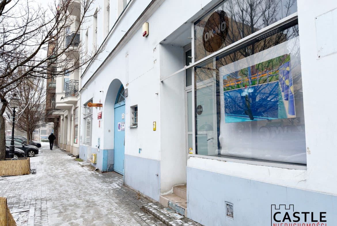 Na sprzedaż atrakcyjna nieruchomość inwestycyjna zlokalizowana w ścisłym centrum Poznania, przy ul. Szewskiej, w bezpośrednim sąsiedztwie Starego Rynku. Jedna z najbardziej prestiżowych i poszukiwanych lokalizacji w mieście, idealna pod działalność usługową, handlową, biurową oraz funkcję mieszkaniową.

Nieruchomość położona jest na działce o powierzchni 500 m², objętej miejscowym planem zagospodarowania przestrzennego – UMsw:

tereny zabudowy śródmiejskiej, zwartej, średniowysokiej, z przeznaczeniem:

usługowym

centrotwórczym i ogólnomiejskim

mieszkaniowym

Łączna powierzchnia użytkowa budynków: 1 219,02 m²

Budynek frontowy

podpiwniczony

z poddaszem użytkowym

odbudowany po zniszczeniach wojennych w latach 50.

pomieszczenia biurowe odnowione i klimatyzowane

2 lokale użytkowe na parterze z niezależnymi wejściami bezpośrednio z ulicy – doskonała ekspozycja i potencjał handlowy

Budynek oficyny

4 kondygnacje

wybudowany w latach 80.

funkcja biurowa

w 2008 r. wykonano instalację klimatyzacji

Media i instalacje

instalacja wodno-kanalizacyjna z odprowadzeniem do sieci miejskiej

ogrzewanie gazowe – własna kotłownia

klimatyzacja w części biurowej

Atuty nieruchomości

topowa lokalizacja w centrum miasta, kilka kroków od Starego Rynku

możliwość dalszego rozwoju lub zmiany funkcji zgodnie z MPZP

niezależne lokale handlowe na parterze

idealna propozycja dla inwestora, funduszu lub pod siedzibę firmy

stabilny potencjał dochodowy

Cena: 8 400 000 zł

Nieruchomość stanowi rzadką ofertę na rynku – połączenie prestiżowej lokalizacji, dużej powierzchni użytkowej oraz elastycznych możliwości zagospodarowania.

Zapraszamy do kontaktu w celu uzyskania szczegółów i umówienia prezentacji.

Agnieszka Ratajczak : 516 072 023

Ewa Palacz : 720 806 208

Nr oferty w biurze: 25/S/EP/AR/50

Powyższy opis ma charakter informacyjny i nie stanowi oferty w rozumieniu przepisów Kodeksu Cywilnego, a dane w nim zawarte mogą ulec zmianie

Biuro Nieruchomości CASTLE zapewnia bezpiecze