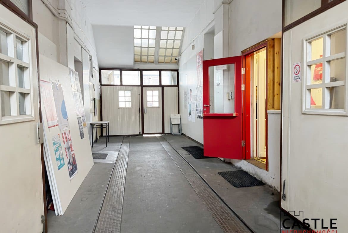 Na sprzedaż atrakcyjna nieruchomość inwestycyjna zlokalizowana w ścisłym centrum Poznania, przy ul. Szewskiej, w bezpośrednim sąsiedztwie Starego Rynku. Jedna z najbardziej prestiżowych i poszukiwanych lokalizacji w mieście, idealna pod działalność usługową, handlową, biurową oraz funkcję mieszkaniową.

Nieruchomość położona jest na działce o powierzchni 500 m², objętej miejscowym planem zagospodarowania przestrzennego – UMsw:

tereny zabudowy śródmiejskiej, zwartej, średniowysokiej, z przeznaczeniem:

usługowym

centrotwórczym i ogólnomiejskim

mieszkaniowym

Łączna powierzchnia użytkowa budynków: 1 219,02 m²

Budynek frontowy

podpiwniczony

z poddaszem użytkowym

odbudowany po zniszczeniach wojennych w latach 50.

pomieszczenia biurowe odnowione i klimatyzowane

2 lokale użytkowe na parterze z niezależnymi wejściami bezpośrednio z ulicy – doskonała ekspozycja i potencjał handlowy

Budynek oficyny

4 kondygnacje

wybudowany w latach 80.

funkcja biurowa

w 2008 r. wykonano instalację klimatyzacji

Media i instalacje

instalacja wodno-kanalizacyjna z odprowadzeniem do sieci miejskiej

ogrzewanie gazowe – własna kotłownia

klimatyzacja w części biurowej

Atuty nieruchomości

topowa lokalizacja w centrum miasta, kilka kroków od Starego Rynku

możliwość dalszego rozwoju lub zmiany funkcji zgodnie z MPZP

niezależne lokale handlowe na parterze

idealna propozycja dla inwestora, funduszu lub pod siedzibę firmy

stabilny potencjał dochodowy

Cena: 8 400 000 zł

Nieruchomość stanowi rzadką ofertę na rynku – połączenie prestiżowej lokalizacji, dużej powierzchni użytkowej oraz elastycznych możliwości zagospodarowania.

Zapraszamy do kontaktu w celu uzyskania szczegółów i umówienia prezentacji.

Agnieszka Ratajczak : 516 072 023

Ewa Palacz : 720 806 208

Nr oferty w biurze: 25/S/EP/AR/50

Powyższy opis ma charakter informacyjny i nie stanowi oferty w rozumieniu przepisów Kodeksu Cywilnego, a dane w nim zawarte mogą ulec zmianie

Biuro Nieruchomości CASTLE zapewnia bezpiecze