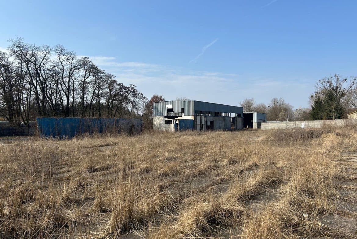 Na sprzedaż atrakcyjna działka położona w doskonale skomunikowanej lokalizacji – Poznań Krzesiny, w pobliżu węzła autostrady A2 oraz bezpośrednio przy drodze ekspresowej S11.

Nieruchomość stanowi idealną propozycję dla inwestorów oraz firm poszukujących terenu pod zabudowę produkcyjną, usługową lub magazynową, w strategicznym punkcie komunikacyjnym.

Parametry działki:

Powierzchnia: 11 255 m²

Przeznaczenie:

część działki – zabudowa produkcyjna

pozostała część – zabudowa usługowa

Maksymalna wysokość zabudowy: do 17 m

Działka jest obecnie częściowo zabudowana budynkami o charakterze biurowo-usługowym. Istniejąca zabudowa stwarza potencjał do adaptacji, jednak w zależności od planowanej inwestycji wymagana będzie modernizacja lub rozbiórka.

Media:

prąd

woda

kanalizacja

gaz

Stan prawny: pełna własność

Zapraszam do kontaktu!

Dominik Wieczorek 720 805 206
