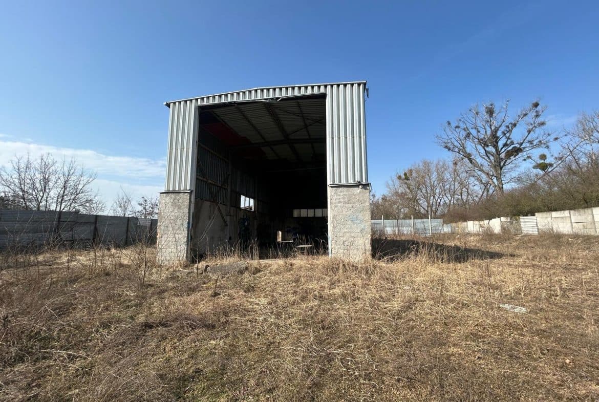 Na sprzedaż atrakcyjna działka położona w doskonale skomunikowanej lokalizacji – Poznań Krzesiny, w pobliżu węzła autostrady A2 oraz bezpośrednio przy drodze ekspresowej S11.

Nieruchomość stanowi idealną propozycję dla inwestorów oraz firm poszukujących terenu pod zabudowę produkcyjną, usługową lub magazynową, w strategicznym punkcie komunikacyjnym.

Parametry działki:

Powierzchnia: 11 255 m²

Przeznaczenie:

część działki – zabudowa produkcyjna

pozostała część – zabudowa usługowa

Maksymalna wysokość zabudowy: do 17 m

Działka jest obecnie częściowo zabudowana budynkami o charakterze biurowo-usługowym. Istniejąca zabudowa stwarza potencjał do adaptacji, jednak w zależności od planowanej inwestycji wymagana będzie modernizacja lub rozbiórka.

Media:

prąd

woda

kanalizacja

gaz

Stan prawny: pełna własność

Zapraszam do kontaktu!

Dominik Wieczorek 720 805 206