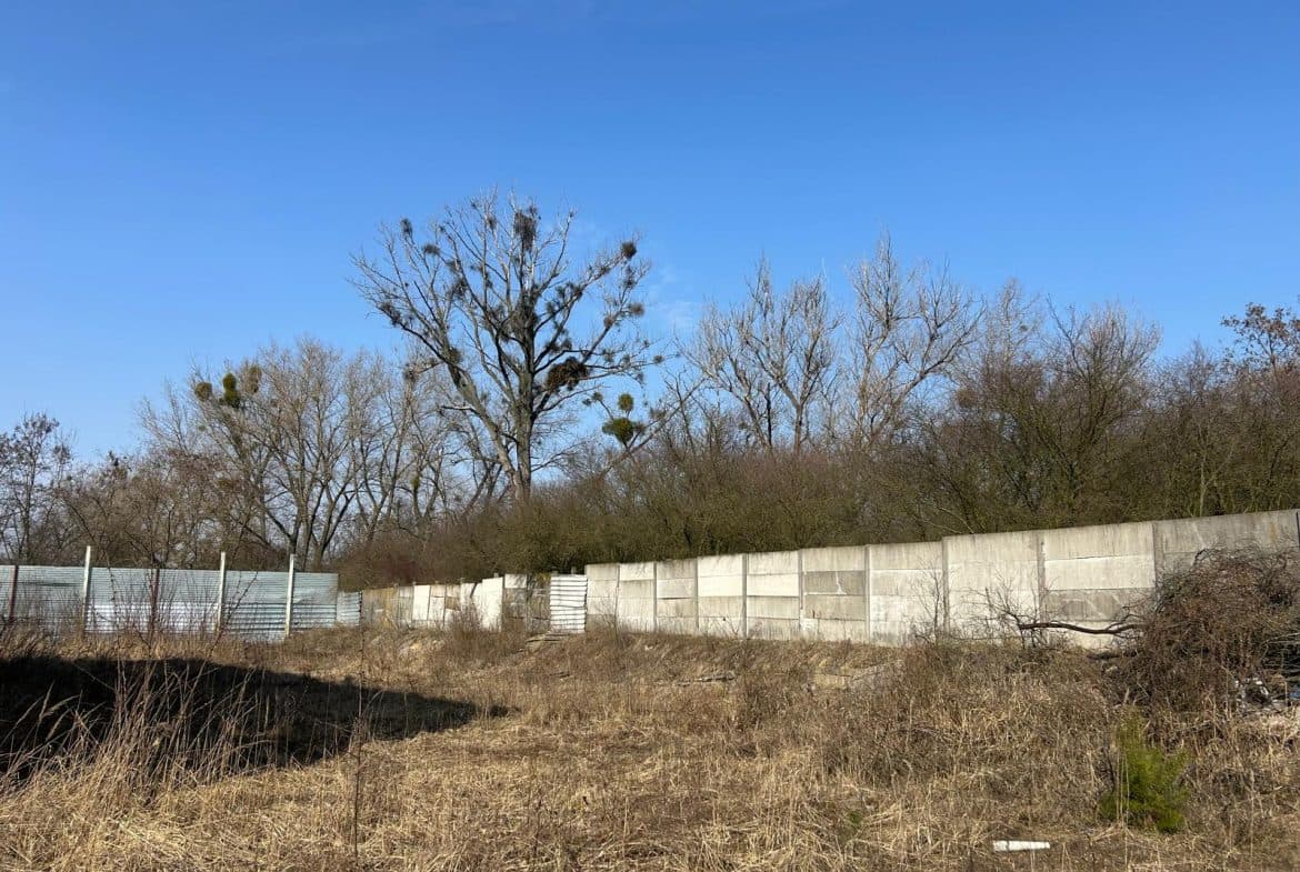 Na sprzedaż atrakcyjna działka położona w doskonale skomunikowanej lokalizacji – Poznań Krzesiny, w pobliżu węzła autostrady A2 oraz bezpośrednio przy drodze ekspresowej S11.

Nieruchomość stanowi idealną propozycję dla inwestorów oraz firm poszukujących terenu pod zabudowę produkcyjną, usługową lub magazynową, w strategicznym punkcie komunikacyjnym.

Parametry działki:

Powierzchnia: 11 255 m²

Przeznaczenie:

część działki – zabudowa produkcyjna

pozostała część – zabudowa usługowa

Maksymalna wysokość zabudowy: do 17 m

Działka jest obecnie częściowo zabudowana budynkami o charakterze biurowo-usługowym. Istniejąca zabudowa stwarza potencjał do adaptacji, jednak w zależności od planowanej inwestycji wymagana będzie modernizacja lub rozbiórka.

Media:

prąd

woda

kanalizacja

gaz

Stan prawny: pełna własność

Zapraszam do kontaktu!

Dominik Wieczorek 720 805 206
