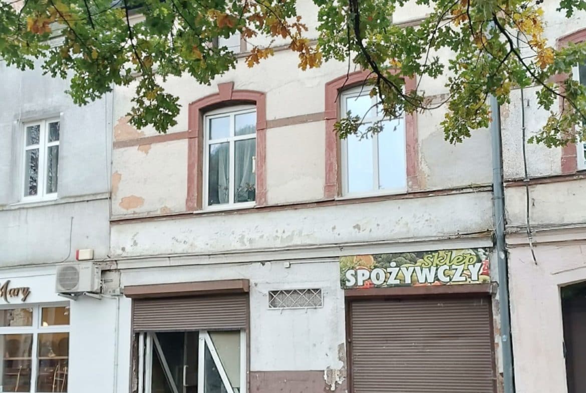 Przedstawiam Państwu lokal do wynajęcia blisko Bulwaru nad Wisłą w Tczewie.

Jest także możliwość wynajęcia lokalu!

Nieruchomość:

– powierzchnia: 106,73m2;

– miejsca parkingowe ogólnodostępne są dla Klientów przed budynkiem;

– wejście do lokalu jest bezpośrednio z ulicy;

– media są podłączone do lokalu: woda, prąd, gaz, kanalizacja;

– z głównej sali można zejść po schodkach do pomieszczenia, które może służyć za magazyn;

– lokal jest do kapitalnego remontu;

– lokal posiada dużą witrynę od głównej ulicy;

– zamontowane są rolety antywłamaniowe.

Lokalizacja:

Lokal znajduje się przy ulicy Kardynała Stefana Wyszyńskiego w Tczewie, tuż przy Skwerze Kolejarzy Polskich. Do znanego Bulwaru nad Wisłą jest około 500m. Lokal znajduje się tuż przy Starówce.

Dla kogo?:

Oferta lokalu do wynajęcia będzie idealna dla osób, które chciałyby otworzyć swój biznes w samym centrum Tczewa. Będzie to idealne miejsce na: restaurację, pub, salon piękności, usługi beauty, biuro rachunkowe, handel czy usługi.

Serdecznie zapraszam do umówienia prezentacji!

Kontakt w sprawie oferty:

Biuro Nieruchomości CASTLE

Katarzyna Kacperska

Tel. 576314004

Gdańsk, ul. Kartuska 69

Powyższy opis ma charakter informacyjny i nie stanowi oferty handlowej w rozumieniu Kodeksu Cywilnego, a dane w nim podane mogą ulec zmianie. Biuro Nieruchomości CASTLE zapewnia bezpieczeństwo transakcji oraz profesjonalną obsługę, aż do przekazania nieruchomości nowym właścicielom. Pomagamy w doborze kredytu.