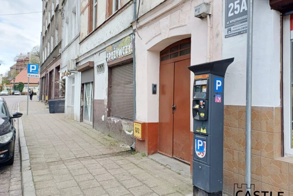 Przedstawiam Państwu lokal do wynajęcia blisko Bulwaru nad Wisłą w Tczewie.

Jest także możliwość wynajęcia lokalu!

Nieruchomość:

– powierzchnia: 106,73m2;

– miejsca parkingowe ogólnodostępne są dla Klientów przed budynkiem;

– wejście do lokalu jest bezpośrednio z ulicy;

– media są podłączone do lokalu: woda, prąd, gaz, kanalizacja;

– z głównej sali można zejść po schodkach do pomieszczenia, które może służyć za magazyn;

– lokal jest do kapitalnego remontu;

– lokal posiada dużą witrynę od głównej ulicy;

– zamontowane są rolety antywłamaniowe.

Lokalizacja:

Lokal znajduje się przy ulicy Kardynała Stefana Wyszyńskiego w Tczewie, tuż przy Skwerze Kolejarzy Polskich. Do znanego Bulwaru nad Wisłą jest około 500m. Lokal znajduje się tuż przy Starówce.

Dla kogo?:

Oferta lokalu do wynajęcia będzie idealna dla osób, które chciałyby otworzyć swój biznes w samym centrum Tczewa. Będzie to idealne miejsce na: restaurację, pub, salon piękności, usługi beauty, biuro rachunkowe, handel czy usługi.

Serdecznie zapraszam do umówienia prezentacji!

Kontakt w sprawie oferty:

Biuro Nieruchomości CASTLE

Katarzyna Kacperska

Tel. 576314004

Gdańsk, ul. Kartuska 69

Powyższy opis ma charakter informacyjny i nie stanowi oferty handlowej w rozumieniu Kodeksu Cywilnego, a dane w nim podane mogą ulec zmianie. Biuro Nieruchomości CASTLE zapewnia bezpieczeństwo transakcji oraz profesjonalną obsługę, aż do przekazania nieruchomości nowym właścicielom. Pomagamy w doborze kredytu.