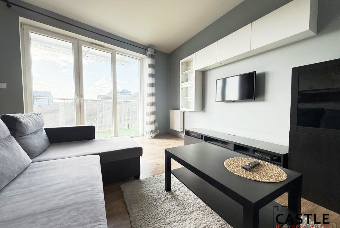 Tylko u nas!

Na sprzedaż wyjątkowe mieszkanie o powierzchni 48,55 m², położone na 4. piętrze 4-piętrowego budynku z 2010 roku przy ul. Jabłoniowej. Mieszkanie jest gotowe do zamieszkania, oferuje komfort, prywatność i spokój w zielonej okolicy.

Rozkład mieszkania:

Przestronny salon z aneksem kuchennym i wyjściem na balkon – mieszkanie jest jasne dzięki dużej ilości okien. Od strony balkonu znajduje się zielone wzgórze, które zapewnia prywatność i piękny widok.

Sypialnia – przytulna i spokojna.

Łazienka z prysznicem – instalacja odpływowa została naprawiona, WC jest kompletne . Jedyne, co trzeba zrobić, to je zamontować.

Przedpokój, który zapewnia dodatkową przestrzeń do przechowywania.

Dodatkowe atuty:

Dwustronna ekspozycja okien.

Komórka lokatorska w cenie mieszkania.

Blok wyposażony w windę.

Osiedle zamknięte ze szlabanem.

Dużo zieleni, plac zabaw i miejsca ogólnodostępne dla mieszkańców.

Ogrzewanie miejskie.

Mieszkanie w bardzo dobrym stanie, ewentualnie do odświeżenia.

Lokalizacja:

Spokojna, zielona dzielnica Jasień w Gdańsku. W pobliżu sklepy, punkty usługowe, szkoły i przedszkola. Dobra komunikacja autobusowa i szybki dojazd samochodem do centrum oraz Obwodnicy Trójmiasta. Tuż obok znajduje się zbiornik retencyjny, idealny na spacery i aktywny wypoczynek na świeżym powietrzu.

To idealne mieszkanie dla młodej rodziny, pary lub singla, a także świetna inwestycja pod wynajem. Jasne, funkcjonalne i przytulne, gotowe, by zamieszkać od zaraz!

Zadzwoń i umów się na prezentacje!

Powyższy opis ma charakter informacyjny i nie stanowi oferty handlowej w rozumieniu Kodeksu Cywilnego, a dane w nim podane mogą ulec zmianie.

Biuro Nieruchomości CASTLE zapewnia bezpieczeństwo transakcji oraz profesjonalną obsługę, aż do przekazania nieruchomości nowym właścicielom. Pomagamy w doborze kredytu.

#Gdańsk #Jasień #mieszkanieNaSprzedaż #2pokoje #balkon #komórkaLokatorska #spokojnaOkolica #inwestycjaPodWynajem #gotoweDoZamieszkania #zielonaOkolica #rodzina #pryw