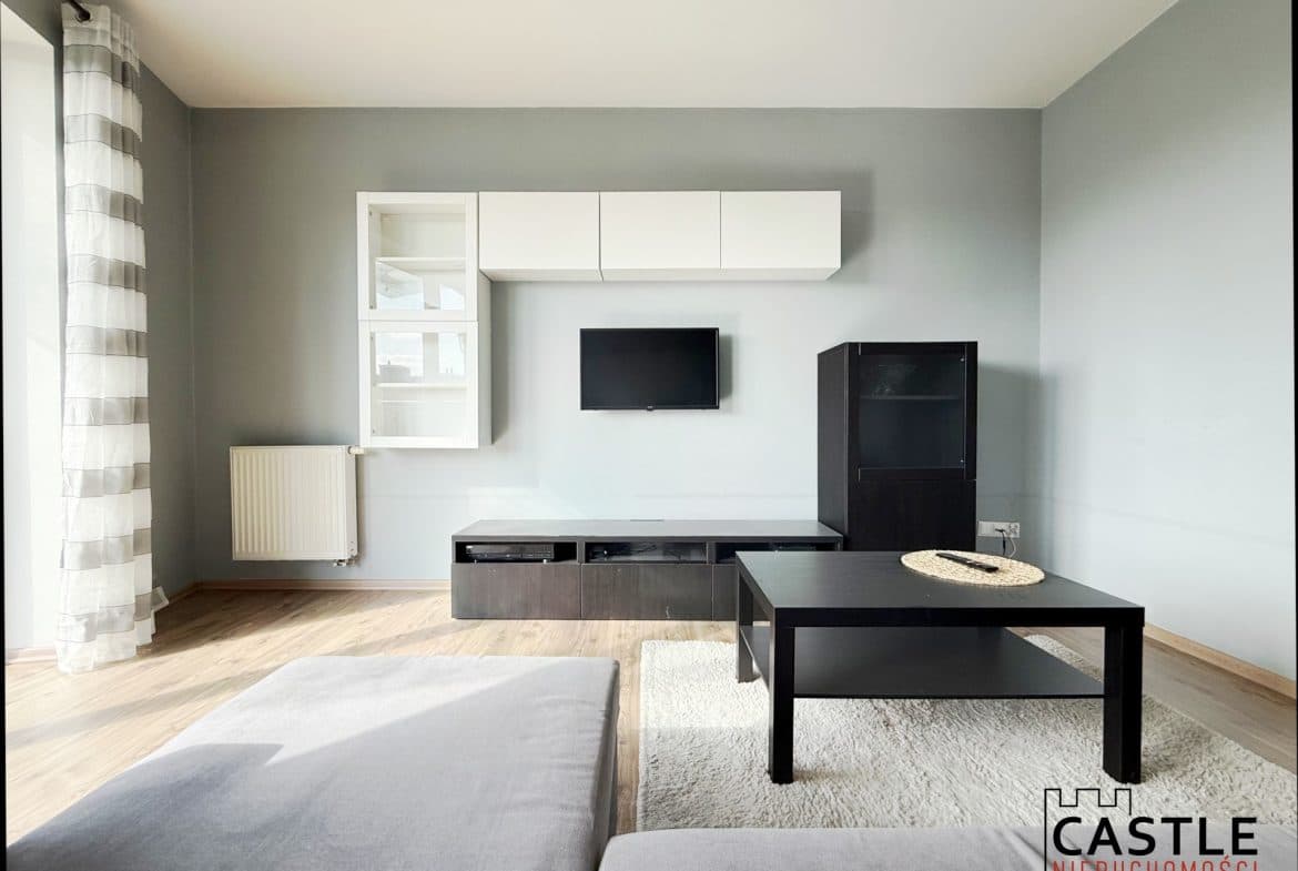 Tylko u nas!

Na sprzedaż wyjątkowe mieszkanie o powierzchni 48,55 m², położone na 4. piętrze 4-piętrowego budynku z 2010 roku przy ul. Jabłoniowej. Mieszkanie jest gotowe do zamieszkania, oferuje komfort, prywatność i spokój w zielonej okolicy.

Rozkład mieszkania:

Przestronny salon z aneksem kuchennym i wyjściem na balkon – mieszkanie jest jasne dzięki dużej ilości okien. Od strony balkonu znajduje się zielone wzgórze, które zapewnia prywatność i piękny widok.

Sypialnia – przytulna i spokojna.

Łazienka z prysznicem – instalacja odpływowa została naprawiona, WC jest kompletne . Jedyne, co trzeba zrobić, to je zamontować.

Przedpokój, który zapewnia dodatkową przestrzeń do przechowywania.

Dodatkowe atuty:

Dwustronna ekspozycja okien.

Komórka lokatorska w cenie mieszkania.

Blok wyposażony w windę.

Osiedle zamknięte ze szlabanem.

Dużo zieleni, plac zabaw i miejsca ogólnodostępne dla mieszkańców.

Ogrzewanie miejskie.

Mieszkanie w bardzo dobrym stanie, ewentualnie do odświeżenia.

Lokalizacja:

Spokojna, zielona dzielnica Jasień w Gdańsku. W pobliżu sklepy, punkty usługowe, szkoły i przedszkola. Dobra komunikacja autobusowa i szybki dojazd samochodem do centrum oraz Obwodnicy Trójmiasta. Tuż obok znajduje się zbiornik retencyjny, idealny na spacery i aktywny wypoczynek na świeżym powietrzu.

To idealne mieszkanie dla młodej rodziny, pary lub singla, a także świetna inwestycja pod wynajem. Jasne, funkcjonalne i przytulne, gotowe, by zamieszkać od zaraz!

Zadzwoń i umów się na prezentacje!

Powyższy opis ma charakter informacyjny i nie stanowi oferty handlowej w rozumieniu Kodeksu Cywilnego, a dane w nim podane mogą ulec zmianie.

Biuro Nieruchomości CASTLE zapewnia bezpieczeństwo transakcji oraz profesjonalną obsługę, aż do przekazania nieruchomości nowym właścicielom. Pomagamy w doborze kredytu.

#Gdańsk #Jasień #mieszkanieNaSprzedaż #2pokoje #balkon #komórkaLokatorska #spokojnaOkolica #inwestycjaPodWynajem #gotoweDoZamieszkania #zielonaOkolica #rodzina #pryw