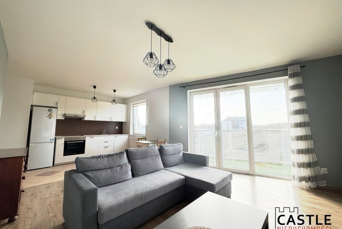 Tylko u nas!

Na sprzedaż wyjątkowe mieszkanie o powierzchni 48,55 m², położone na 4. piętrze 4-piętrowego budynku z 2010 roku przy ul. Jabłoniowej. Mieszkanie jest gotowe do zamieszkania, oferuje komfort, prywatność i spokój w zielonej okolicy.

Rozkład mieszkania:

Przestronny salon z aneksem kuchennym i wyjściem na balkon – mieszkanie jest jasne dzięki dużej ilości okien. Od strony balkonu znajduje się zielone wzgórze, które zapewnia prywatność i piękny widok.

Sypialnia – przytulna i spokojna.

Łazienka z prysznicem – instalacja odpływowa została naprawiona, WC jest kompletne . Jedyne, co trzeba zrobić, to je zamontować.

Przedpokój, który zapewnia dodatkową przestrzeń do przechowywania.

Dodatkowe atuty:

Dwustronna ekspozycja okien.

Komórka lokatorska w cenie mieszkania.

Blok wyposażony w windę.

Osiedle zamknięte ze szlabanem.

Dużo zieleni, plac zabaw i miejsca ogólnodostępne dla mieszkańców.

Ogrzewanie miejskie.

Mieszkanie w bardzo dobrym stanie, ewentualnie do odświeżenia.

Lokalizacja:

Spokojna, zielona dzielnica Jasień w Gdańsku. W pobliżu sklepy, punkty usługowe, szkoły i przedszkola. Dobra komunikacja autobusowa i szybki dojazd samochodem do centrum oraz Obwodnicy Trójmiasta. Tuż obok znajduje się zbiornik retencyjny, idealny na spacery i aktywny wypoczynek na świeżym powietrzu.

To idealne mieszkanie dla młodej rodziny, pary lub singla, a także świetna inwestycja pod wynajem. Jasne, funkcjonalne i przytulne, gotowe, by zamieszkać od zaraz!

Zadzwoń i umów się na prezentacje!

Powyższy opis ma charakter informacyjny i nie stanowi oferty handlowej w rozumieniu Kodeksu Cywilnego, a dane w nim podane mogą ulec zmianie.

Biuro Nieruchomości CASTLE zapewnia bezpieczeństwo transakcji oraz profesjonalną obsługę, aż do przekazania nieruchomości nowym właścicielom. Pomagamy w doborze kredytu.

#Gdańsk #Jasień #mieszkanieNaSprzedaż #2pokoje #balkon #komórkaLokatorska #spokojnaOkolica #inwestycjaPodWynajem #gotoweDoZamieszkania #zielonaOkolica #rodzina #pryw