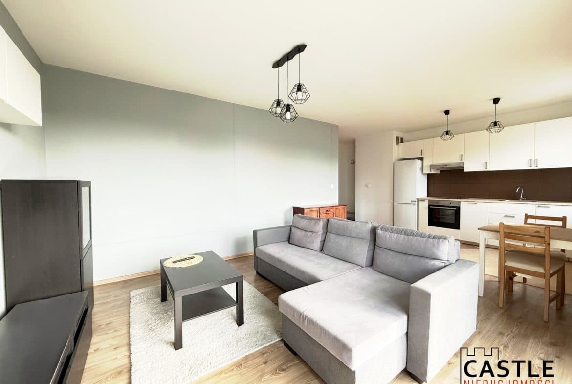 Tylko u nas!

Na sprzedaż wyjątkowe mieszkanie o powierzchni 48,55 m², położone na 4. piętrze 4-piętrowego budynku z 2010 roku przy ul. Jabłoniowej. Mieszkanie jest gotowe do zamieszkania, oferuje komfort, prywatność i spokój w zielonej okolicy.

Rozkład mieszkania:

Przestronny salon z aneksem kuchennym i wyjściem na balkon – mieszkanie jest jasne dzięki dużej ilości okien. Od strony balkonu znajduje się zielone wzgórze, które zapewnia prywatność i piękny widok.

Sypialnia – przytulna i spokojna.

Łazienka z prysznicem – instalacja odpływowa została naprawiona, WC jest kompletne . Jedyne, co trzeba zrobić, to je zamontować.

Przedpokój, który zapewnia dodatkową przestrzeń do przechowywania.

Dodatkowe atuty:

Dwustronna ekspozycja okien.

Komórka lokatorska w cenie mieszkania.

Blok wyposażony w windę.

Osiedle zamknięte ze szlabanem.

Dużo zieleni, plac zabaw i miejsca ogólnodostępne dla mieszkańców.

Ogrzewanie miejskie.

Mieszkanie w bardzo dobrym stanie, ewentualnie do odświeżenia.

Lokalizacja:

Spokojna, zielona dzielnica Jasień w Gdańsku. W pobliżu sklepy, punkty usługowe, szkoły i przedszkola. Dobra komunikacja autobusowa i szybki dojazd samochodem do centrum oraz Obwodnicy Trójmiasta. Tuż obok znajduje się zbiornik retencyjny, idealny na spacery i aktywny wypoczynek na świeżym powietrzu.

To idealne mieszkanie dla młodej rodziny, pary lub singla, a także świetna inwestycja pod wynajem. Jasne, funkcjonalne i przytulne, gotowe, by zamieszkać od zaraz!

Zadzwoń i umów się na prezentacje!

Powyższy opis ma charakter informacyjny i nie stanowi oferty handlowej w rozumieniu Kodeksu Cywilnego, a dane w nim podane mogą ulec zmianie.

Biuro Nieruchomości CASTLE zapewnia bezpieczeństwo transakcji oraz profesjonalną obsługę, aż do przekazania nieruchomości nowym właścicielom. Pomagamy w doborze kredytu.

#Gdańsk #Jasień #mieszkanieNaSprzedaż #2pokoje #balkon #komórkaLokatorska #spokojnaOkolica #inwestycjaPodWynajem #gotoweDoZamieszkania #zielonaOkolica #rodzina #pryw