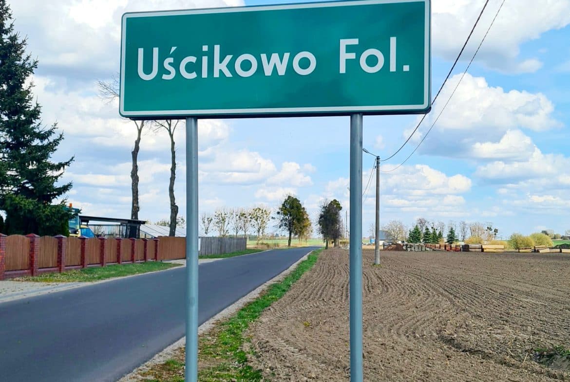 Wyjątkowa działka z własnym stawem | Uścikowo | blisko Obornik i Poznania

Szukasz miejsca, gdzie zbudujesz dom w ciszy i otoczeniu natury, a jednocześnie pozostaniesz blisko miasta? Ta oferta spełni Twoje oczekiwania!

Na sprzedaż przestronna działka o powierzchni 3566 m², położona w malowniczej miejscowości Uścikowo (gm. Oborniki). To idealna propozycja dla osób ceniących spokój, prywatność oraz piękne widoki.

Najważniejsze atuty:

urokliwy staw na działce – wyjątkowy element, który tworzy niepowtarzalny klimat

otwarta przestrzeń i piękne widoki – idealne miejsce na dom marzeń. Sarny przychodzą w odwiedziny!

cicha i spokojna okolica – z dala od miejskiego zgiełku

dogodny dojazd drogą powiatową

prąd i woda w drodze

płaski teren

Lokalizacja – wygoda na co dzień:

Oborniki – tylko 3 km

Szamotuły – 14 km

Poznań – 25 km (zaledwie 2 km do trasy S11, która zapewni szybki dojazd)

w pobliżu: sklepy, szkoły, przedszkola – wszystko, czego potrzebujesz na co dzień

3,5km do stacji kolejowej w Bogdanowie, skąd szybko dotrzesz do Poznania

Warunki zabudowy:

budynek mieszkalny jednorodzinny wolnostojący

powierzchnia zabudowy do 190 m²

do 2 kondygnacji naziemnych

minimum 60% powierzchni biologicznie czynnej

maksymalna wysokość kalenicy – 9 m

To doskonałe miejsce zarówno na komfortowy dom całoroczny, jak i spokojną przystań poza miastem. Duża powierzchnia działki daje wiele możliwości aranżacyjnych – od ogrodu marzeń po przestrzeń rekreacyjną wokół stawu.

Zainwestuj w przestrzeń, spokój i jakość życia.

Skontaktuj się i poznaj potencjał tego wyjątkowego miejsca!

#działkabudowlana #działkasiedliskowa #działkazestawem #bliskoObornik #bliskoSzamotuł #bliskoPoznania #pięknywidok #Uścikowo #Uścikowo-Folwark #bliskonatury #ciszaispokój #bliskosklep #paczkomat