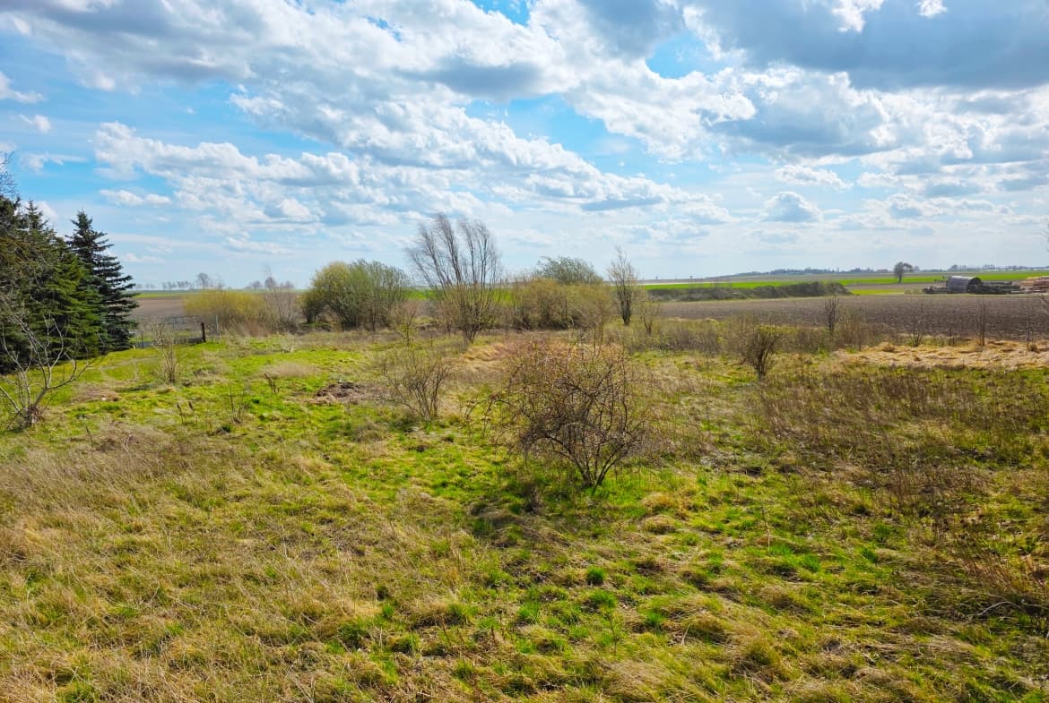 Wyjątkowa działka z własnym stawem | Uścikowo | blisko Obornik i Poznania

Szukasz miejsca, gdzie zbudujesz dom w ciszy i otoczeniu natury, a jednocześnie pozostaniesz blisko miasta? Ta oferta spełni Twoje oczekiwania!

Na sprzedaż przestronna działka o powierzchni 3566 m², położona w malowniczej miejscowości Uścikowo (gm. Oborniki). To idealna propozycja dla osób ceniących spokój, prywatność oraz piękne widoki.

Najważniejsze atuty:

urokliwy staw na działce – wyjątkowy element, który tworzy niepowtarzalny klimat

otwarta przestrzeń i piękne widoki – idealne miejsce na dom marzeń. Sarny przychodzą w odwiedziny!

cicha i spokojna okolica – z dala od miejskiego zgiełku

dogodny dojazd drogą powiatową

prąd i woda w drodze

płaski teren

Lokalizacja – wygoda na co dzień:

Oborniki – tylko 3 km

Szamotuły – 14 km

Poznań – 25 km (zaledwie 2 km do trasy S11, która zapewni szybki dojazd)

w pobliżu: sklepy, szkoły, przedszkola – wszystko, czego potrzebujesz na co dzień

3,5km do stacji kolejowej w Bogdanowie, skąd szybko dotrzesz do Poznania

Warunki zabudowy:

budynek mieszkalny jednorodzinny wolnostojący

powierzchnia zabudowy do 190 m²

do 2 kondygnacji naziemnych

minimum 60% powierzchni biologicznie czynnej

maksymalna wysokość kalenicy – 9 m

To doskonałe miejsce zarówno na komfortowy dom całoroczny, jak i spokojną przystań poza miastem. Duża powierzchnia działki daje wiele możliwości aranżacyjnych – od ogrodu marzeń po przestrzeń rekreacyjną wokół stawu.

Zainwestuj w przestrzeń, spokój i jakość życia.

Skontaktuj się i poznaj potencjał tego wyjątkowego miejsca!

#działkabudowlana #działkasiedliskowa #działkazestawem #bliskoObornik #bliskoSzamotuł #bliskoPoznania #pięknywidok #Uścikowo #Uścikowo-Folwark #bliskonatury #ciszaispokój #bliskosklep #paczkomat