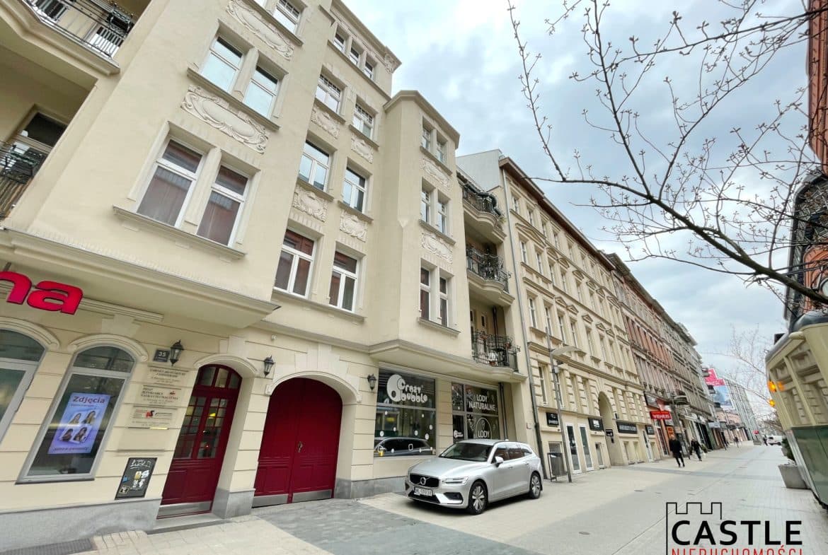 Reprezentacyjny lokal biurowy 39 m² – ul. Półwiejska | Stare Miasto, Poznań

Do wynajęcia lokal biurowy o powierzchni 39 m², świetnie zlokalizowany przy ul. Półwiejskiej – jednej z najbardziej prestiżowych i rozpoznawalnych ulic Poznania. Mieści się na 1 piętrze w odrestaurowanej kamienicy z nową elewacją, co zapewnia profesjonalny wizerunek i komfort pracy.

Idealna opcja dla osób które poszukują niewielkiej przestrzeni do prowadzenia 1,2 osobowej działalności np. kancelaria prawna, notarialna, rachunkowa lub firma consultingowa.

Układ i standard:

gabinet idealny na spotkania z klientami

dodatkowy pokój który może pełnić funkcję socjalną lub mniejszego gabinetu

korytarz z dużą funkcjonalną szafą

łazienka z prysznicem

wysokość pomieszczeń 3,2 m.

dobre doświetlenie światłem dziennym

widok na Stary Browar z jednego z gabinetów

Media i udogodnienia:

ogrzewanie miejskie

szybki Internet (światłowód)

pełna infrastruktura biurowa

Lokalizacja:

ścisłe centrum Poznania – Stare Miasto

bezpośrednie sąsiedztwo Starego Browaru

bardzo dobra komunikacja miejska (tramwaje, autobusy)

w pobliżu liczne punkty usługowe, gastronomiczne i instytucje

Czynsz administracyjny: 466 zł / mc

Dzięki prestiżowej lokalizacji oraz funkcjonalnemu układowi pomieszczeń, lokal stanowi doskonałą przestrzeń do prowadzenia działalności wymagającej profesjonalnego wizerunku i komfortu obsługi klientów.

Nie czekaj! Zadzwoń i umów się na prezentację – to może być Twoja przestrzeń do prowadzenia biznesu. Kontakt w sprawie oferty: Natalia Ludwicka 516072021

Powyższy opis ma charakter informacyjny i nie stanowi oferty handlowej w rozumieniu Kodeksu Cywilnego, a dane w nim podane mogą ulec zmianie. Biuro Nieruchomości CASTLE zapewnia bezpieczeństwo transakcji oraz profesjonalną obsługę, aż do przekazania nieruchomości nowym właścicielom. Pomagamy w doborze kredytu.