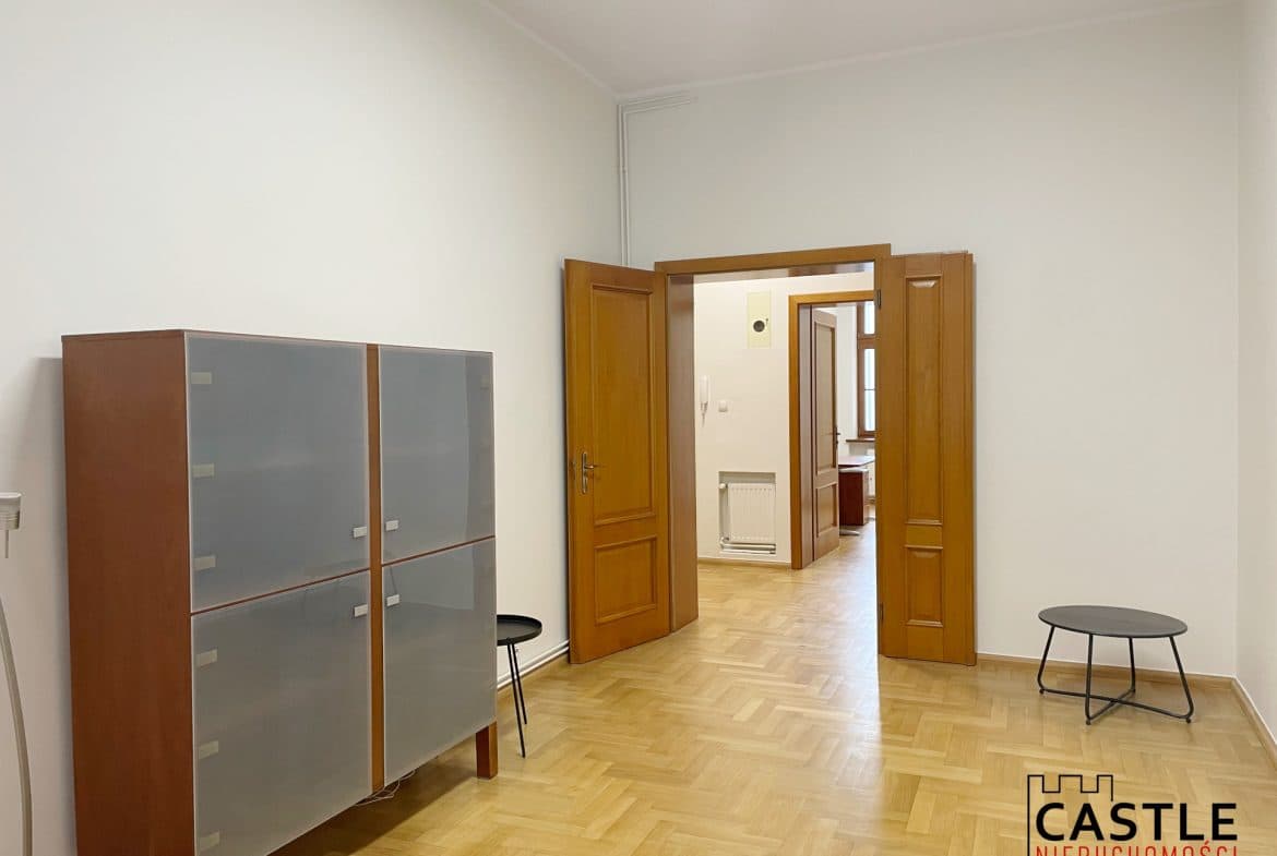 Reprezentacyjny lokal biurowy 39 m² – ul. Półwiejska | Stare Miasto, Poznań

Do wynajęcia lokal biurowy o powierzchni 39 m², świetnie zlokalizowany przy ul. Półwiejskiej – jednej z najbardziej prestiżowych i rozpoznawalnych ulic Poznania. Mieści się na 1 piętrze w odrestaurowanej kamienicy z nową elewacją, co zapewnia profesjonalny wizerunek i komfort pracy.

Idealna opcja dla osób które poszukują niewielkiej przestrzeni do prowadzenia 1,2 osobowej działalności np. kancelaria prawna, notarialna, rachunkowa lub firma consultingowa.

Układ i standard:

gabinet idealny na spotkania z klientami

dodatkowy pokój który może pełnić funkcję socjalną lub mniejszego gabinetu

korytarz z dużą funkcjonalną szafą

łazienka z prysznicem

wysokość pomieszczeń 3,2 m.

dobre doświetlenie światłem dziennym

widok na Stary Browar z jednego z gabinetów

Media i udogodnienia:

ogrzewanie miejskie

szybki Internet (światłowód)

pełna infrastruktura biurowa

Lokalizacja:

ścisłe centrum Poznania – Stare Miasto

bezpośrednie sąsiedztwo Starego Browaru

bardzo dobra komunikacja miejska (tramwaje, autobusy)

w pobliżu liczne punkty usługowe, gastronomiczne i instytucje

Czynsz administracyjny: 466 zł / mc

Dzięki prestiżowej lokalizacji oraz funkcjonalnemu układowi pomieszczeń, lokal stanowi doskonałą przestrzeń do prowadzenia działalności wymagającej profesjonalnego wizerunku i komfortu obsługi klientów.

Nie czekaj! Zadzwoń i umów się na prezentację – to może być Twoja przestrzeń do prowadzenia biznesu. Kontakt w sprawie oferty: Natalia Ludwicka 516072021

Powyższy opis ma charakter informacyjny i nie stanowi oferty handlowej w rozumieniu Kodeksu Cywilnego, a dane w nim podane mogą ulec zmianie. Biuro Nieruchomości CASTLE zapewnia bezpieczeństwo transakcji oraz profesjonalną obsługę, aż do przekazania nieruchomości nowym właścicielom. Pomagamy w doborze kredytu.