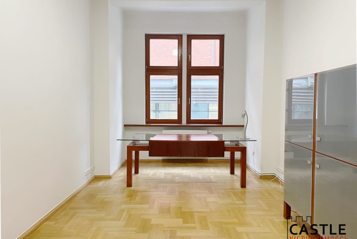 Reprezentacyjny lokal biurowy 39 m² – ul. Półwiejska | Stare Miasto, Poznań

Do wynajęcia lokal biurowy o powierzchni 39 m², świetnie zlokalizowany przy ul. Półwiejskiej – jednej z najbardziej prestiżowych i rozpoznawalnych ulic Poznania. Mieści się na 1 piętrze w odrestaurowanej kamienicy z nową elewacją, co zapewnia profesjonalny wizerunek i komfort pracy.

Idealna opcja dla osób które poszukują niewielkiej przestrzeni do prowadzenia 1,2 osobowej działalności np. kancelaria prawna, notarialna, rachunkowa lub firma consultingowa.

Układ i standard:

gabinet idealny na spotkania z klientami

dodatkowy pokój który może pełnić funkcję socjalną lub mniejszego gabinetu

korytarz z dużą funkcjonalną szafą

łazienka z prysznicem

wysokość pomieszczeń 3,2 m.

dobre doświetlenie światłem dziennym

widok na Stary Browar z jednego z gabinetów

Media i udogodnienia:

ogrzewanie miejskie

szybki Internet (światłowód)

pełna infrastruktura biurowa

Lokalizacja:

ścisłe centrum Poznania – Stare Miasto

bezpośrednie sąsiedztwo Starego Browaru

bardzo dobra komunikacja miejska (tramwaje, autobusy)

w pobliżu liczne punkty usługowe, gastronomiczne i instytucje

Czynsz administracyjny: 466 zł / mc

Dzięki prestiżowej lokalizacji oraz funkcjonalnemu układowi pomieszczeń, lokal stanowi doskonałą przestrzeń do prowadzenia działalności wymagającej profesjonalnego wizerunku i komfortu obsługi klientów.

Nie czekaj! Zadzwoń i umów się na prezentację – to może być Twoja przestrzeń do prowadzenia biznesu. Kontakt w sprawie oferty: Natalia Ludwicka 516072021

Powyższy opis ma charakter informacyjny i nie stanowi oferty handlowej w rozumieniu Kodeksu Cywilnego, a dane w nim podane mogą ulec zmianie. Biuro Nieruchomości CASTLE zapewnia bezpieczeństwo transakcji oraz profesjonalną obsługę, aż do przekazania nieruchomości nowym właścicielom. Pomagamy w doborze kredytu.