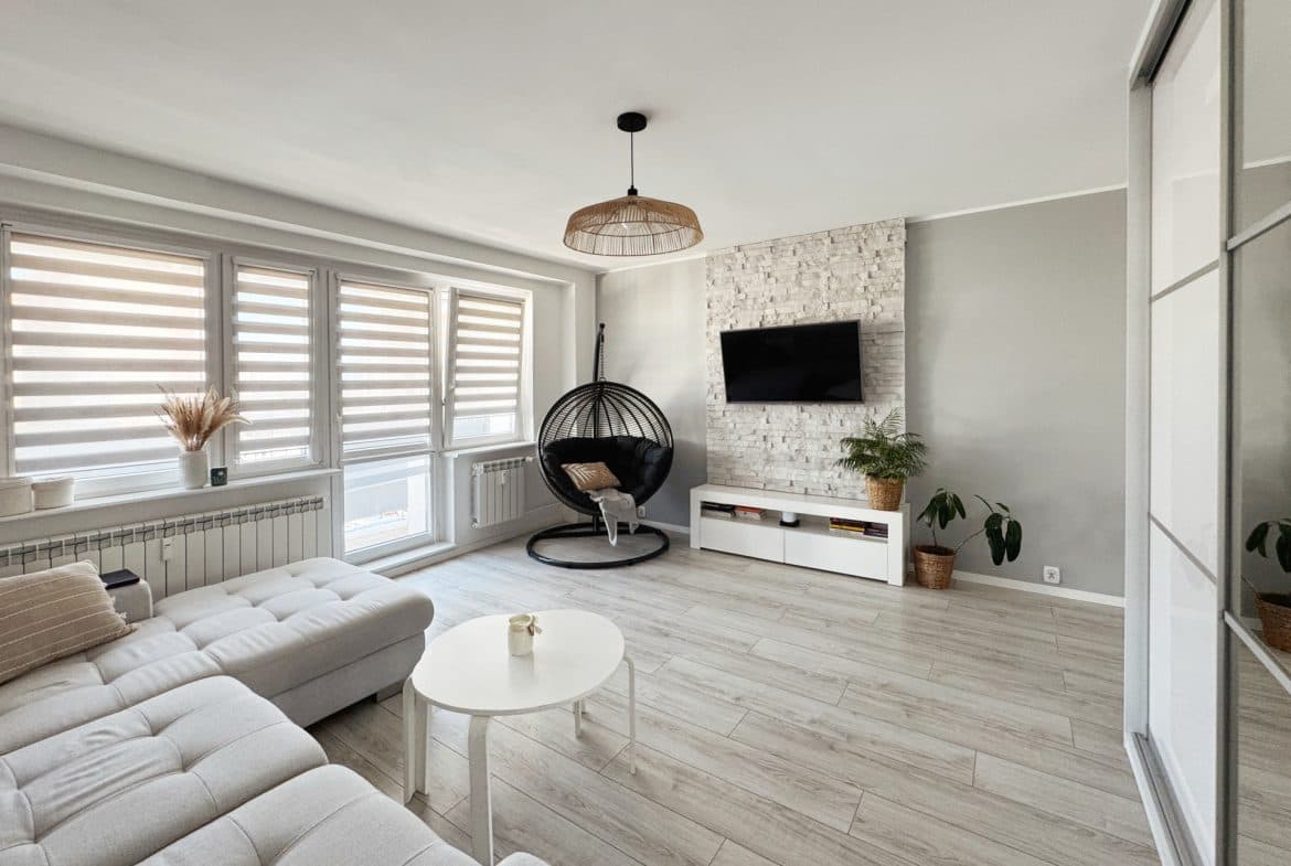 Na sprzedaż komfortowe i funkcjonalne mieszkanie o powierzchni 73,6 m², położone na 4. (ostatnim) piętrze zadbanego bloku z 1976 roku na osiedlu Stare Żegrze w Poznaniu. Lokal po generalnym remoncie w 2022 roku – wykończony w wysokim standardzie, gotowy do wprowadzenia bez dodatkowych nakładów.

Układ pomieszczeń:

Mieszkanie składa się z:

przestronnego salonu (21,36 m²) z wyjściem na balkon (4,94 m²),

dwóch ustawnych sypialni (10,44 m² oraz 10,51 m²),

dużej, jasnej kuchni z jadalnią (15,91 m²),

eleganckiej łazienki (6,51 m²) – wyposażonej zarówno w wannę, jak i prysznic,

przedpokoju (4,91 m²) oraz wiatrołapu (3,32 m²).

Ekspozycja wschód–zachód zapewnia doskonałe doświetlenie przez cały dzień.

Standard i wyposażenie:

mieszkanie po kompleksowym remoncie (2022) – wysoka jakość materiałów i wykonania,

nowoczesna aranżacja kuchni i łazienki,

instalacje po wymianie,

ogrzewanie miejskie, woda miejska, gaz

dostęp do światłowodu.

Budynek i udogodnienia:

blok po modernizacji: ocieplenie i odświeżenie klatek schodowych (2021),

zadbana klatka schodowa,

do mieszkania przynależy piwnica,

do wspólnego użytku mieszkańców: wózkarnia, rowerownia, suszarnia.

Koszty:

czynsz administracyjny: ok. 1500 zł (zawiera zaliczki na media),

dodatkowo płatny prąd ,gaz według zużycia.

Lokalizacja – Stare Żegrze, Poznań:

Świetnie rozwinięta infrastruktura:

w pobliżu sklepy, punkty usługowe, markety,

szkoły, przedszkola i place zabaw,

szybki dostęp do komunikacji miejskiej (tramwaje, autobusy),

tereny zielone i rekreacyjne – idealne na spacery i aktywny wypoczynek.

Dla kogo?

To mieszkanie będzie idealne:

dla rodziny – przestronny układ i pełna infrastruktura w okolicy,

dla osób szukających komfortowego lokum „do wejścia”,

jako inwestycja pod wynajem (choć standard wykończenia sprawia, że aż szkoda oddawać w najem 😉).

Podsumowanie:

Gotowe do zamieszkania, przestronne mieszkanie w świetnej lokalizacji – idealne połączenie komfortu, funkcjonalności i wysokiego standar