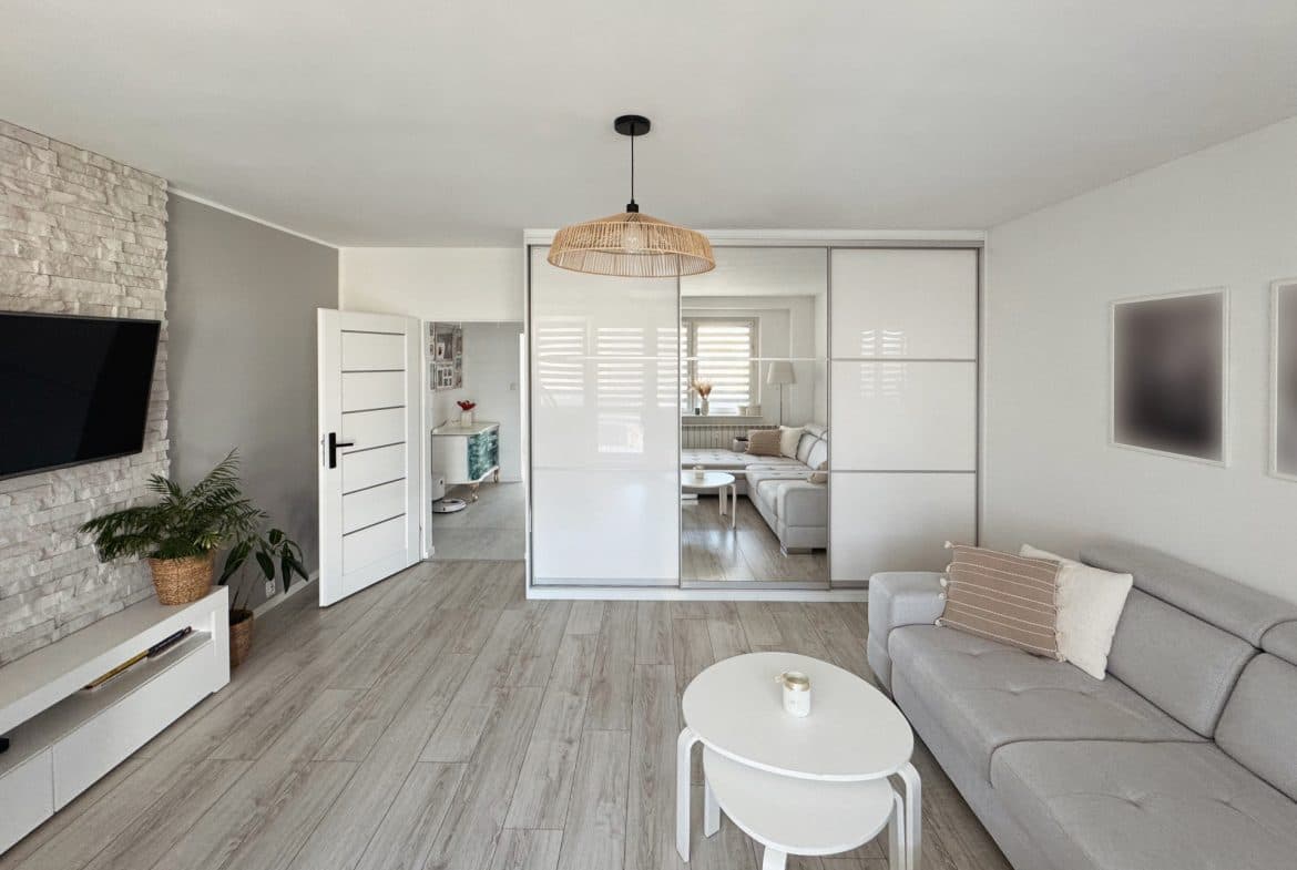 Na sprzedaż komfortowe i funkcjonalne mieszkanie o powierzchni 73,6 m², położone na 4. (ostatnim) piętrze zadbanego bloku z 1976 roku na osiedlu Stare Żegrze w Poznaniu. Lokal po generalnym remoncie w 2022 roku – wykończony w wysokim standardzie, gotowy do wprowadzenia bez dodatkowych nakładów.

Układ pomieszczeń:

Mieszkanie składa się z:

przestronnego salonu (21,36 m²) z wyjściem na balkon (4,94 m²),

dwóch ustawnych sypialni (10,44 m² oraz 10,51 m²),

dużej, jasnej kuchni z jadalnią (15,91 m²),

eleganckiej łazienki (6,51 m²) – wyposażonej zarówno w wannę, jak i prysznic,

przedpokoju (4,91 m²) oraz wiatrołapu (3,32 m²).

Ekspozycja wschód–zachód zapewnia doskonałe doświetlenie przez cały dzień.

Standard i wyposażenie:

mieszkanie po kompleksowym remoncie (2022) – wysoka jakość materiałów i wykonania,

nowoczesna aranżacja kuchni i łazienki,

instalacje po wymianie,

ogrzewanie miejskie, woda miejska, gaz

dostęp do światłowodu.

Budynek i udogodnienia:

blok po modernizacji: ocieplenie i odświeżenie klatek schodowych (2021),

zadbana klatka schodowa,

do mieszkania przynależy piwnica,

do wspólnego użytku mieszkańców: wózkarnia, rowerownia, suszarnia.

Koszty:

czynsz administracyjny: ok. 1500 zł (zawiera zaliczki na media),

dodatkowo płatny prąd ,gaz według zużycia.

Lokalizacja – Stare Żegrze, Poznań:

Świetnie rozwinięta infrastruktura:

w pobliżu sklepy, punkty usługowe, markety,

szkoły, przedszkola i place zabaw,

szybki dostęp do komunikacji miejskiej (tramwaje, autobusy),

tereny zielone i rekreacyjne – idealne na spacery i aktywny wypoczynek.

Dla kogo?

To mieszkanie będzie idealne:

dla rodziny – przestronny układ i pełna infrastruktura w okolicy,

dla osób szukających komfortowego lokum „do wejścia”,

jako inwestycja pod wynajem (choć standard wykończenia sprawia, że aż szkoda oddawać w najem 😉).

Podsumowanie:

Gotowe do zamieszkania, przestronne mieszkanie w świetnej lokalizacji – idealne połączenie komfortu, funkcjonalności i wysokiego standar